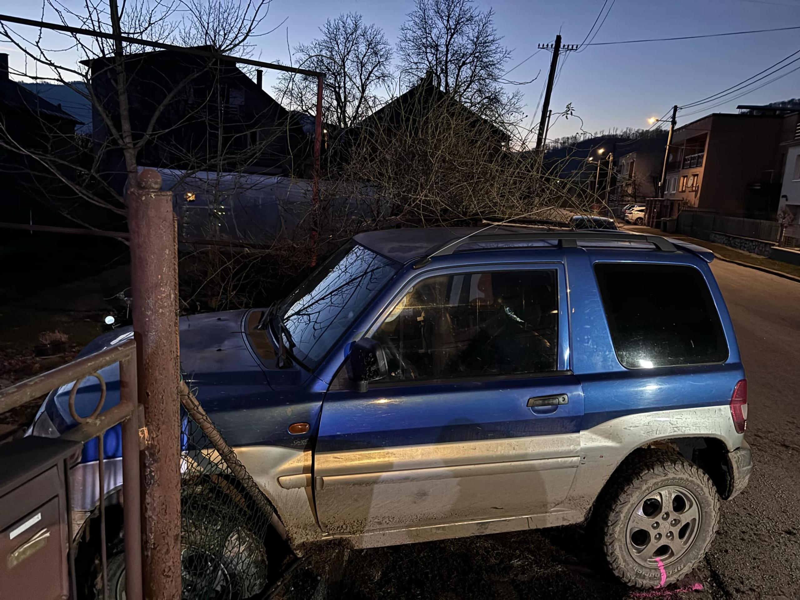 Primátor Revúcej skončil s autom v plote rodinného domu.