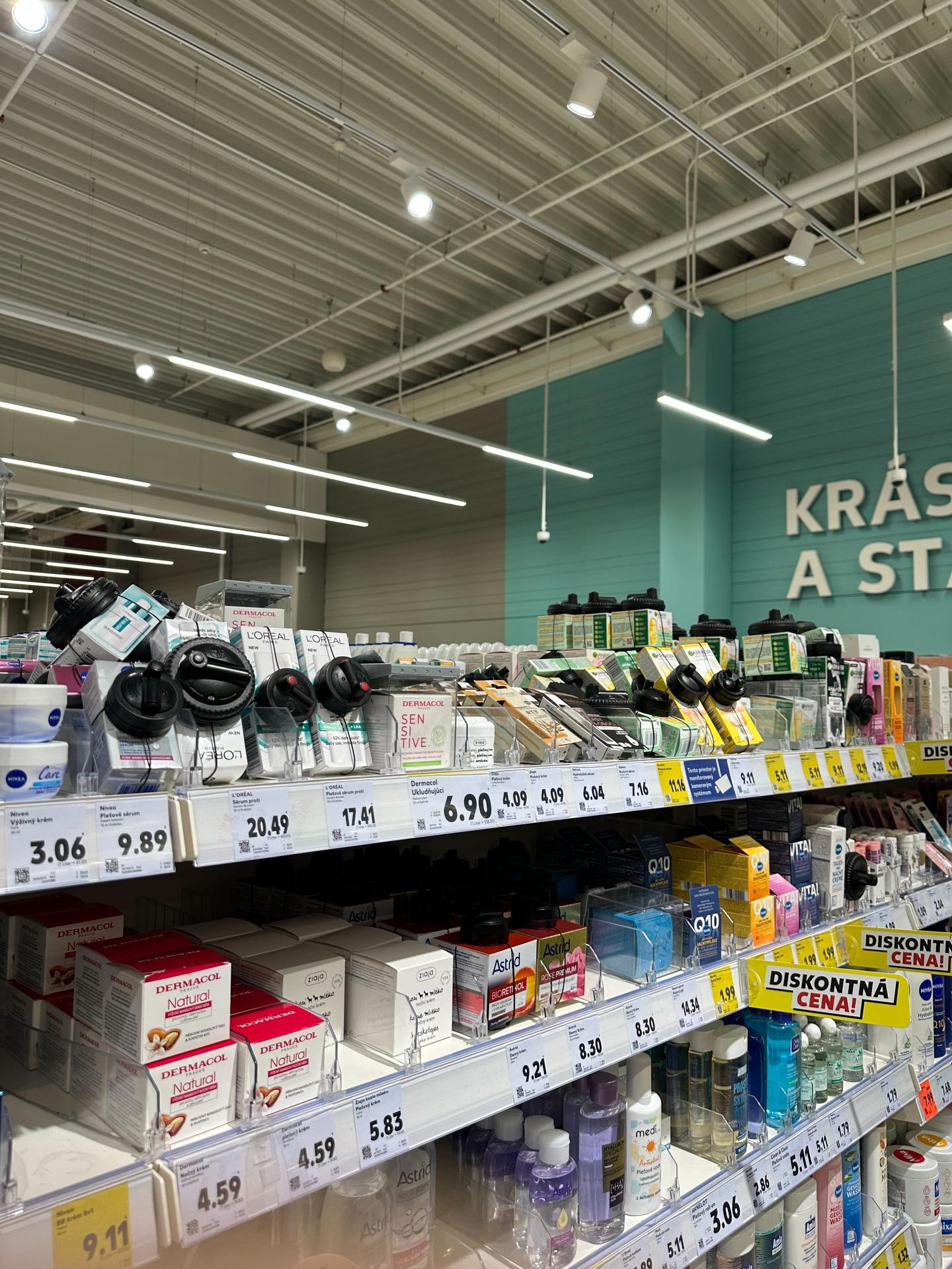 Ochrannými čipmi obchody chránia aj drogériu a kozmetiku.