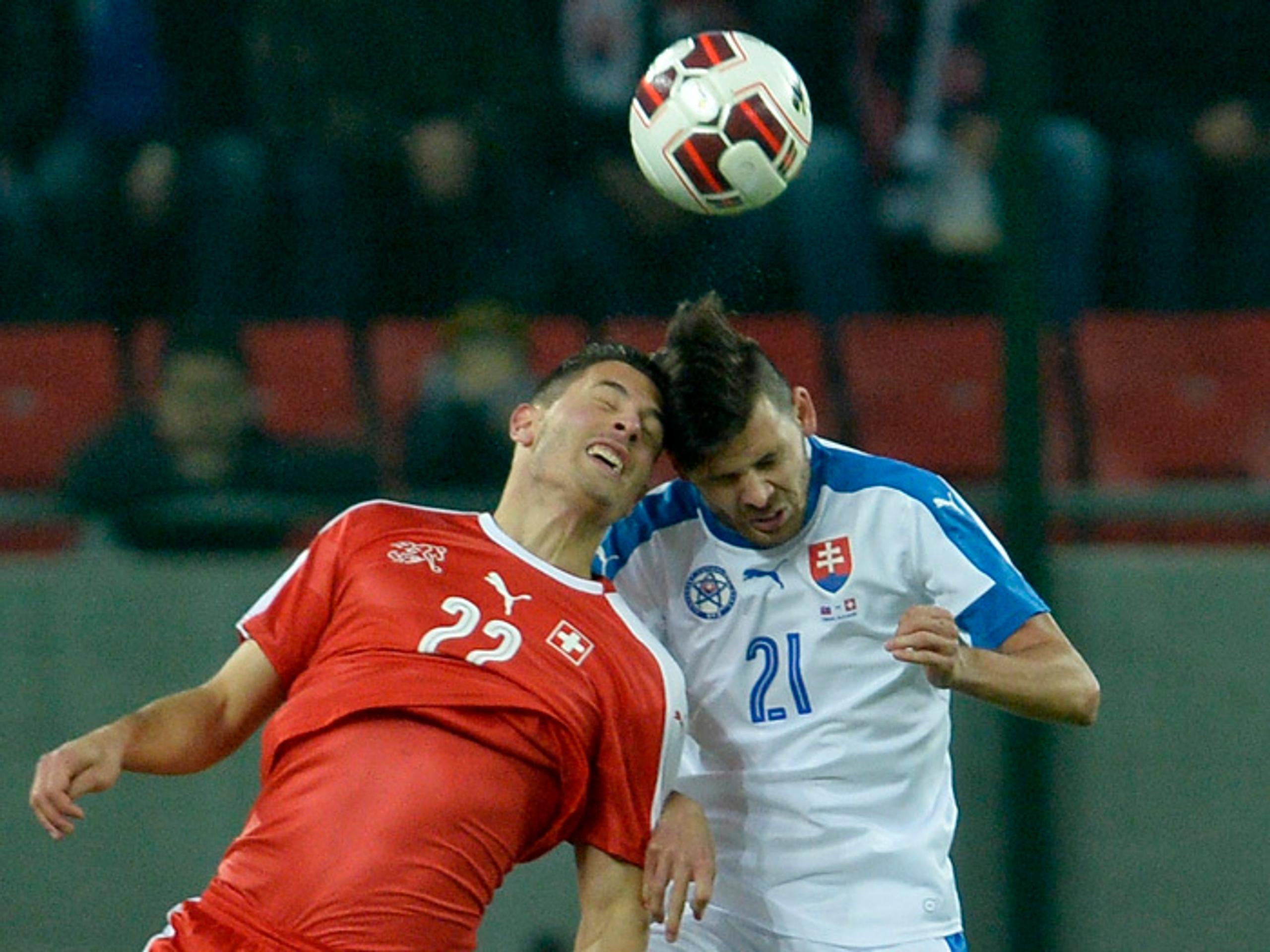 Michal Ďuriš v súboji so švajčiarskym hráčom Lucom Zuffiom.