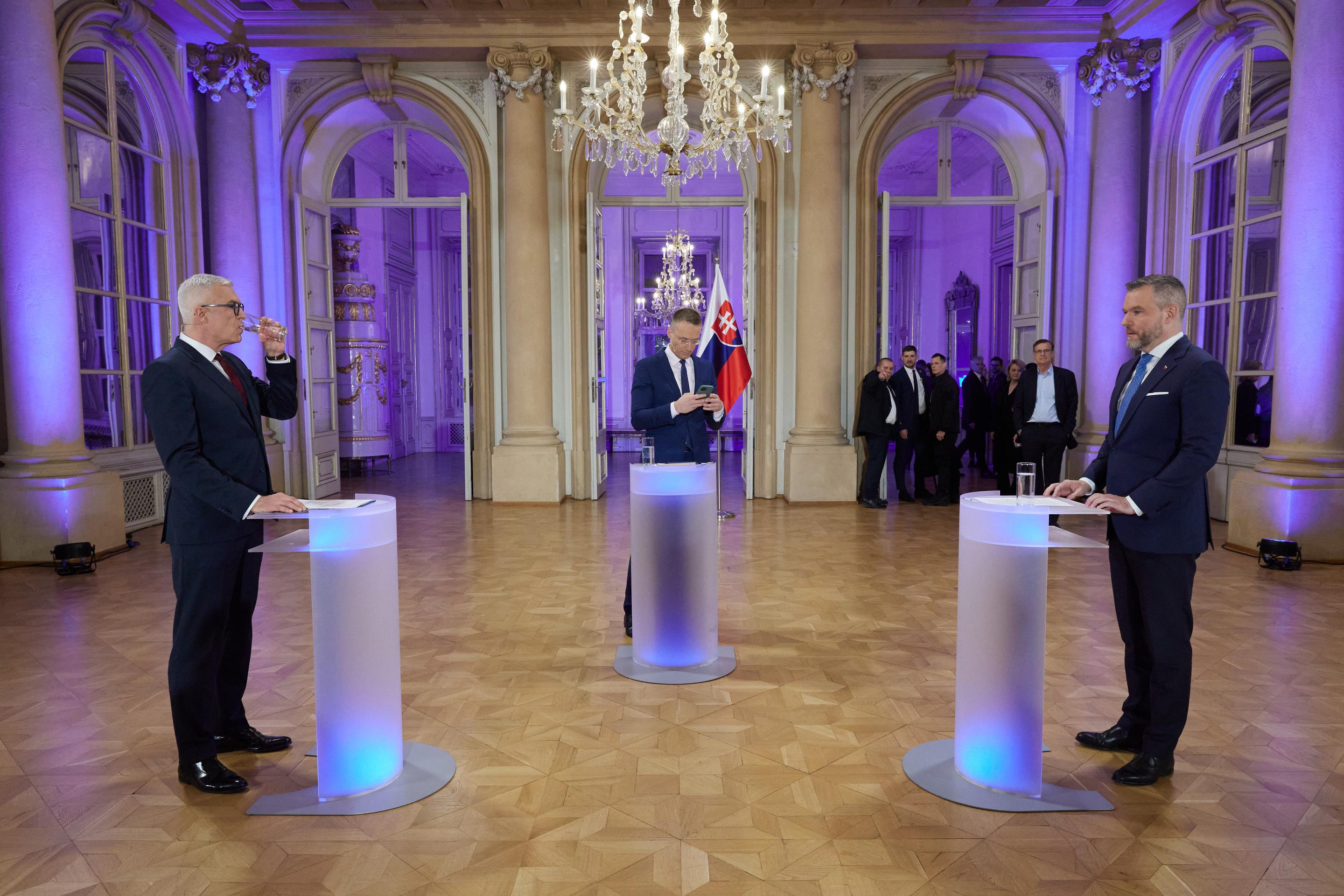 Kandidáti na prezidenta Ivan Korčok a Peter Pellegrini s moderátorom Michalom Kovačičom.