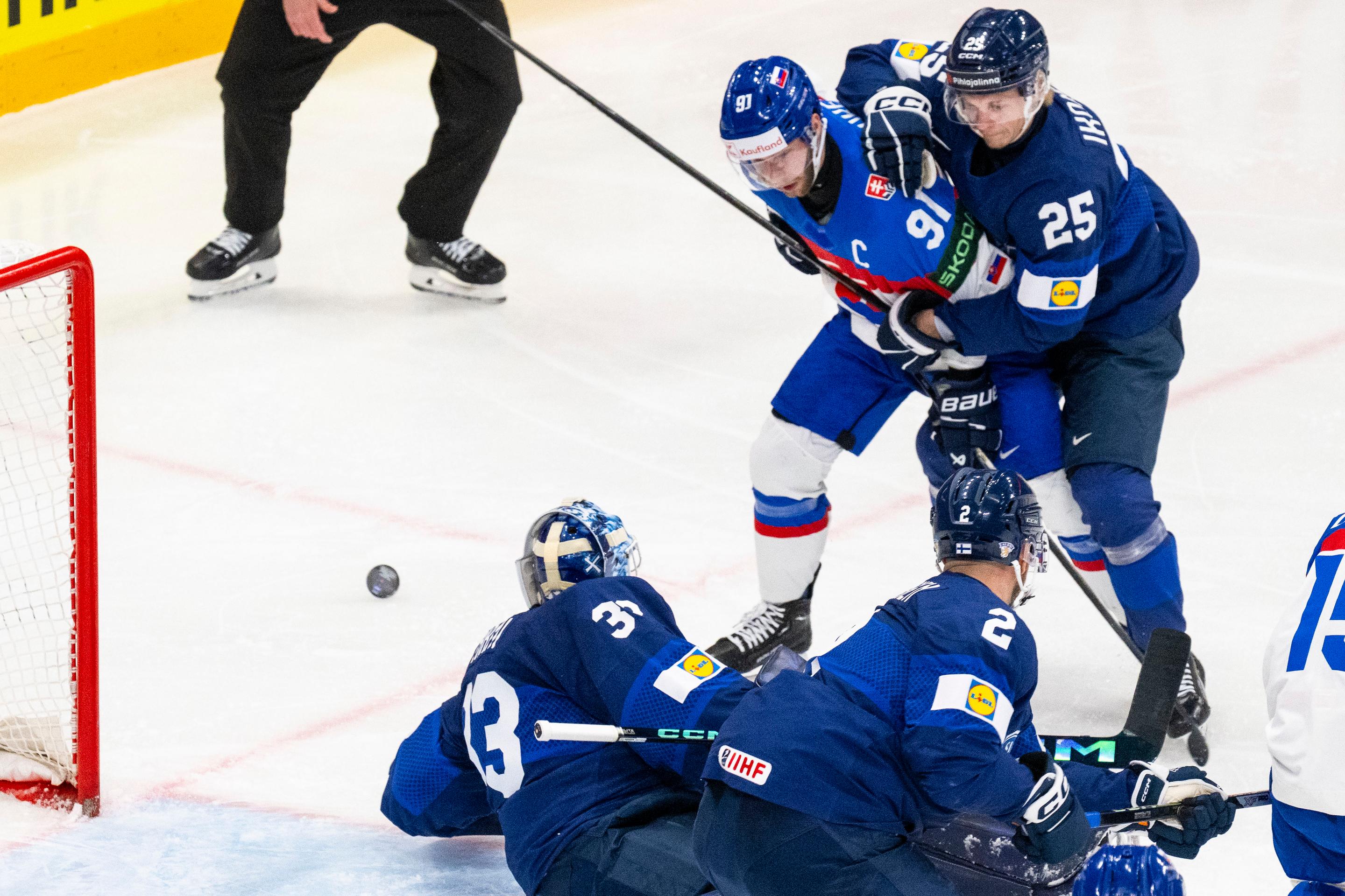 Na snímke zľava fínsky brankár Emil Larmi, kapitán Matúš Sukeľ (Slovensko) a Joona Ikonen (Fínsko).