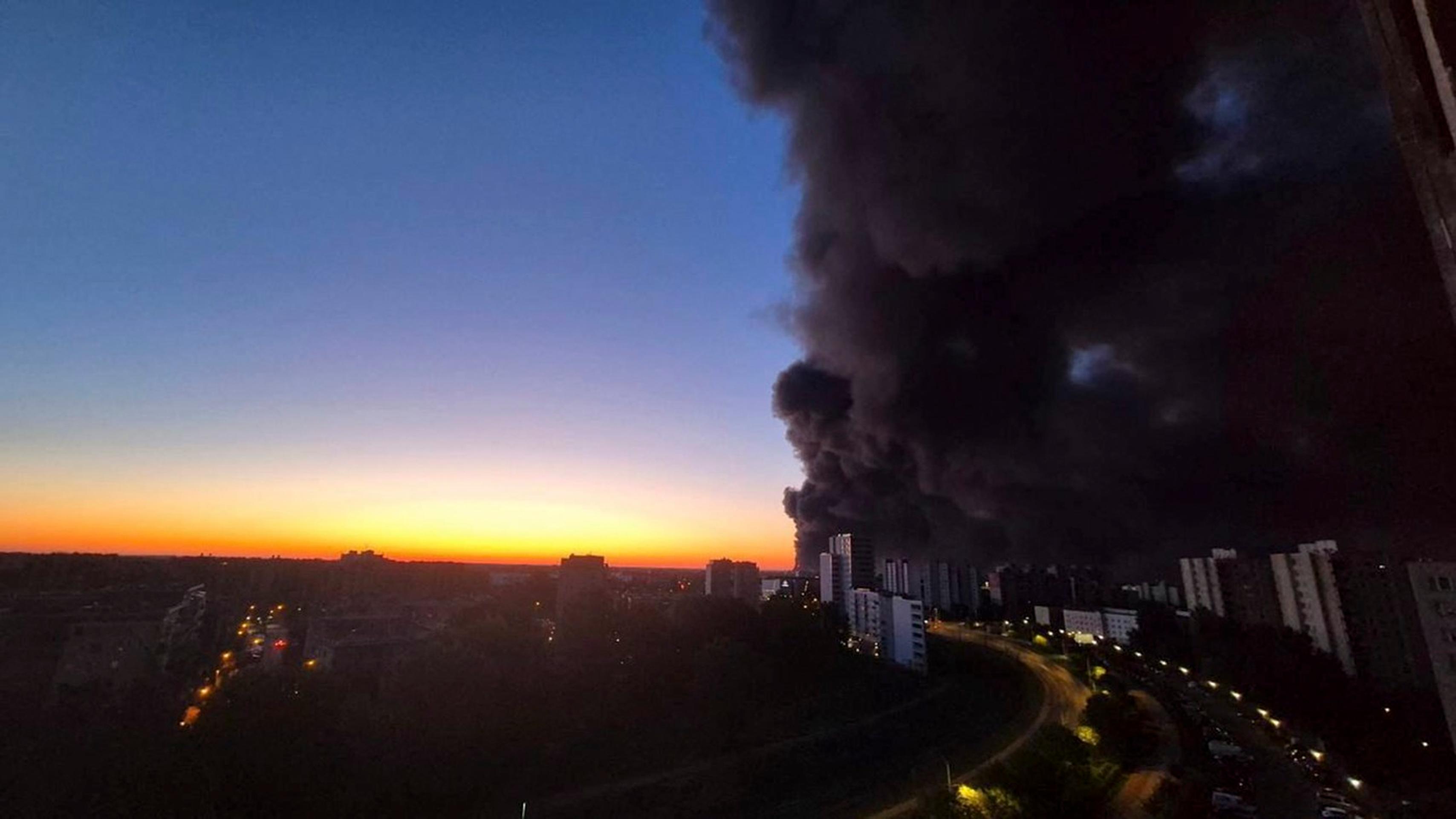 Požiar nákupného centra vo Varšave.