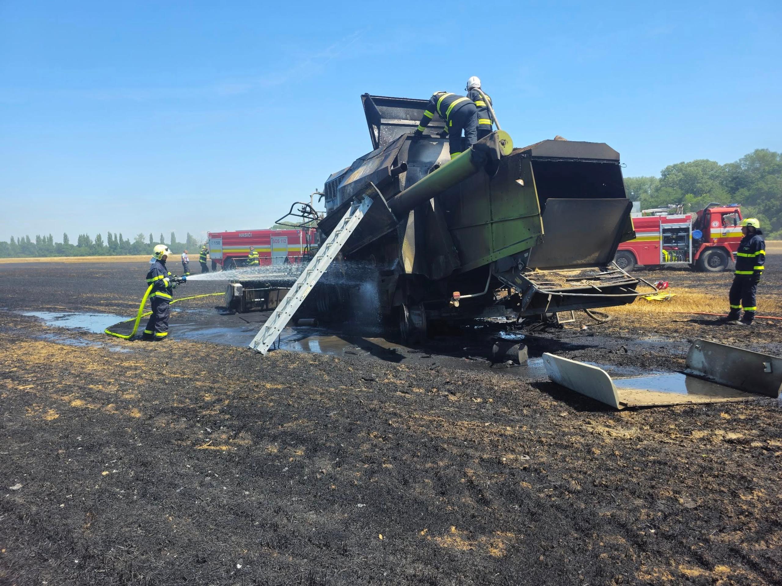 Pri obci Vijčice vypukol rozsiahly požiar na poli s obilím