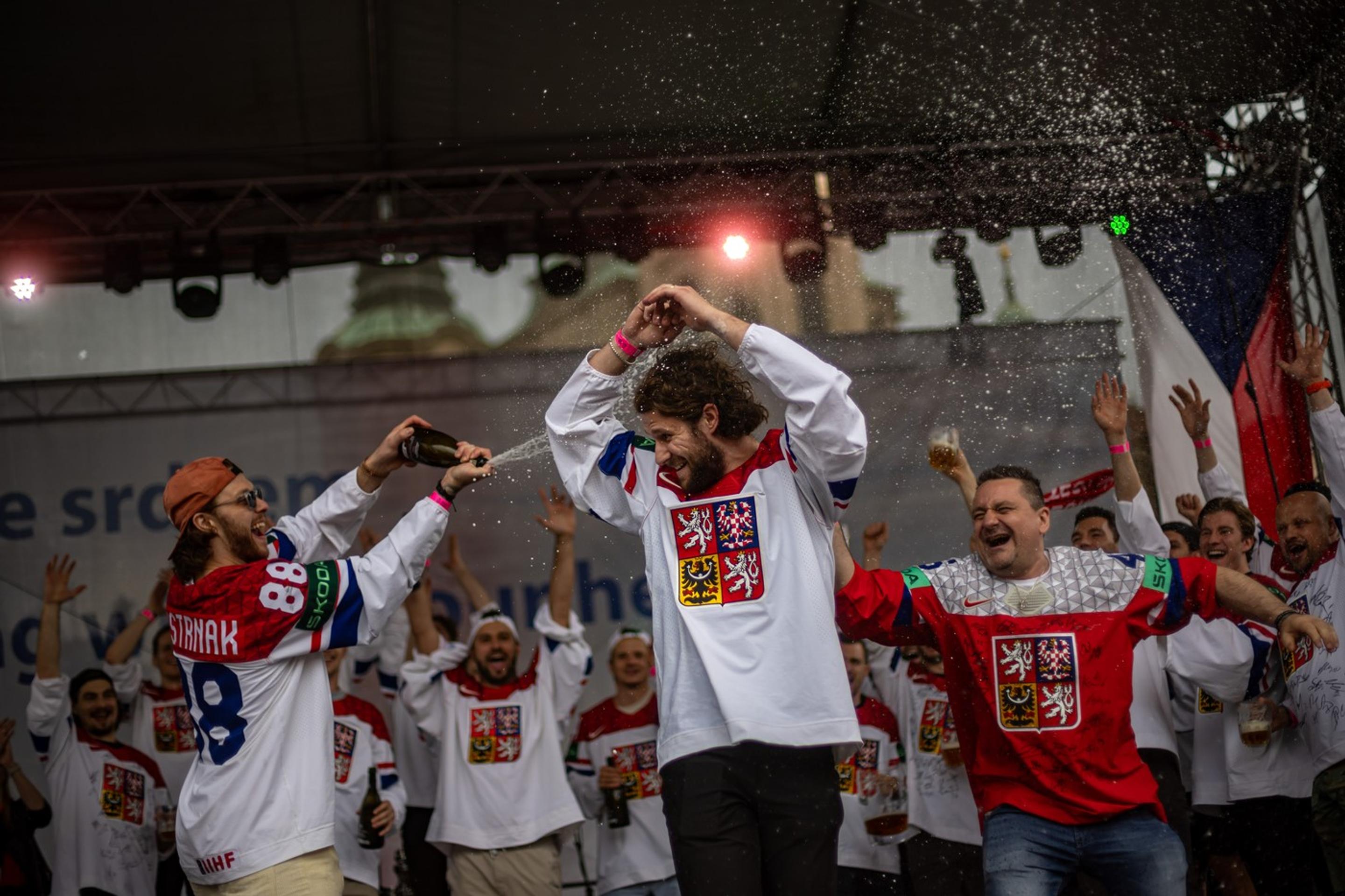 Česi neprestávajú oslavovať. Žilo celé námestie.