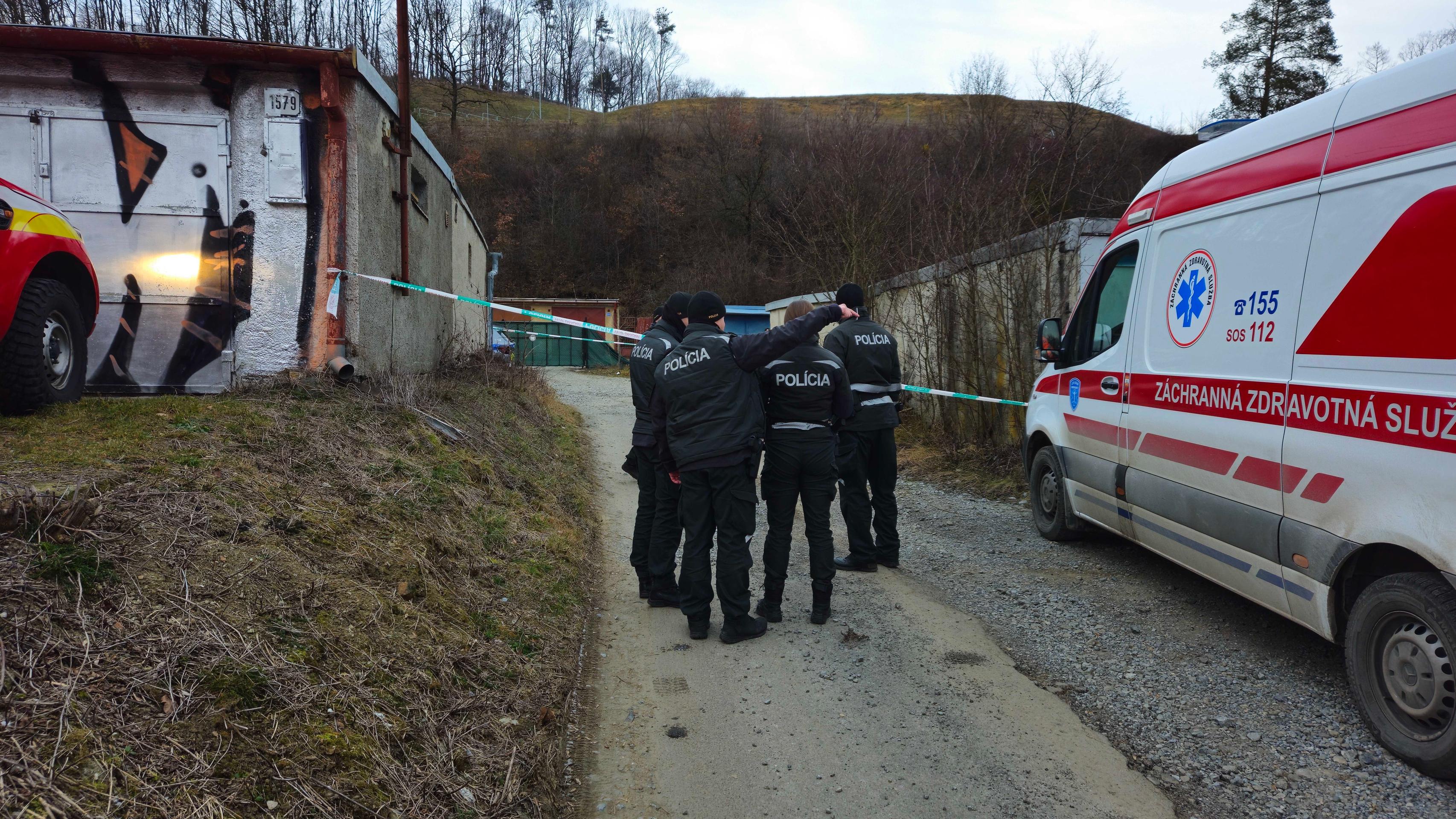 Záhadná smrť muža a ženy v garážach pri Prešove.