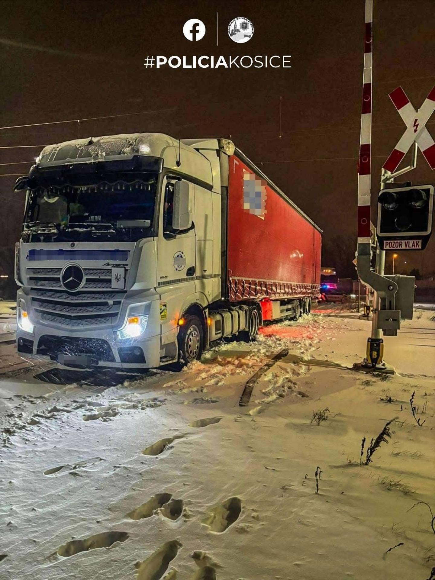 Kamión uviazol na priecestí