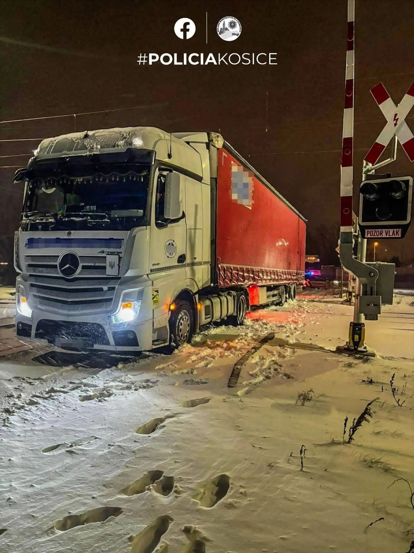 Kamión uviazol na priecestí