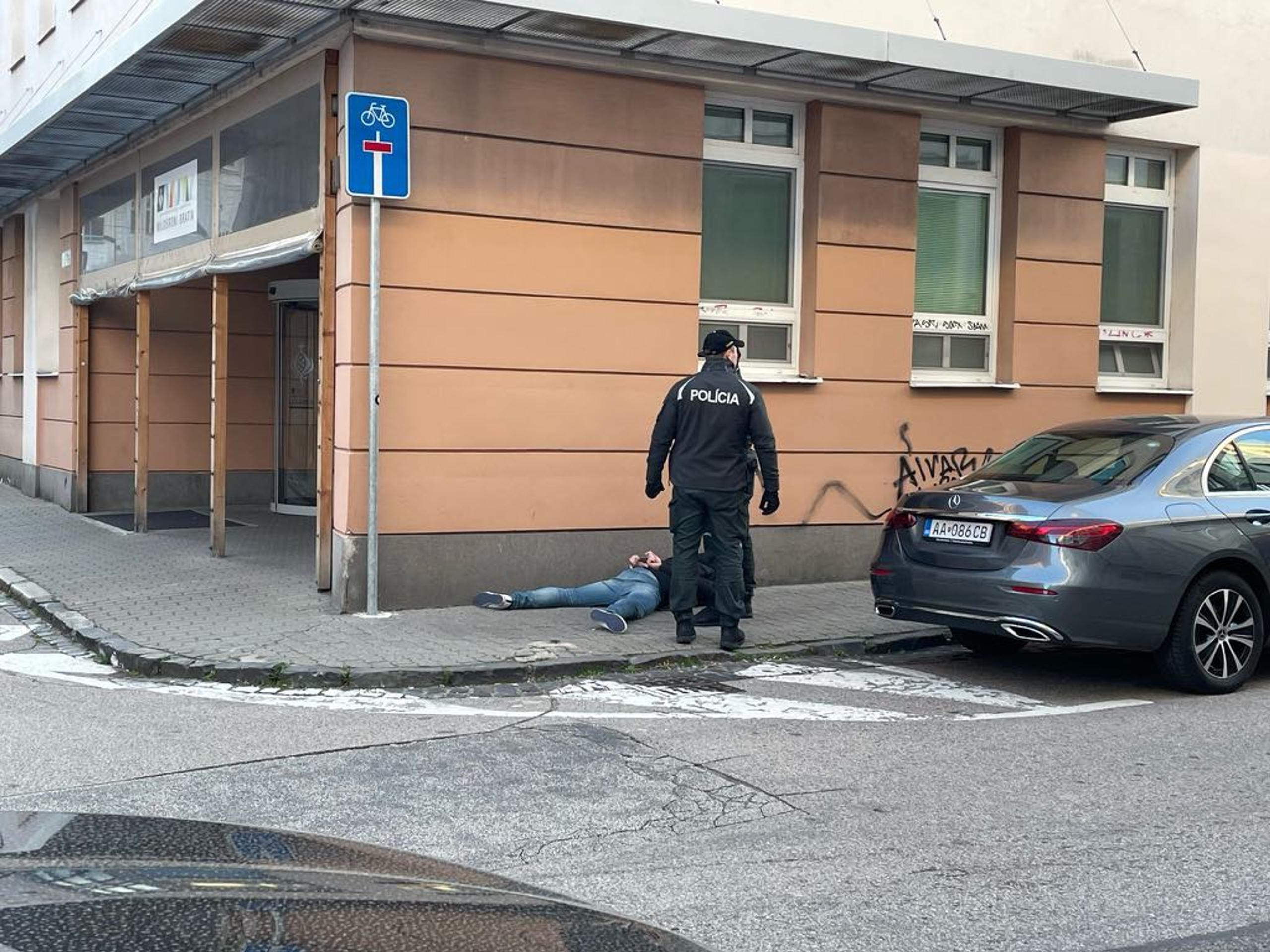 Muž napádal ľudí na ulici.