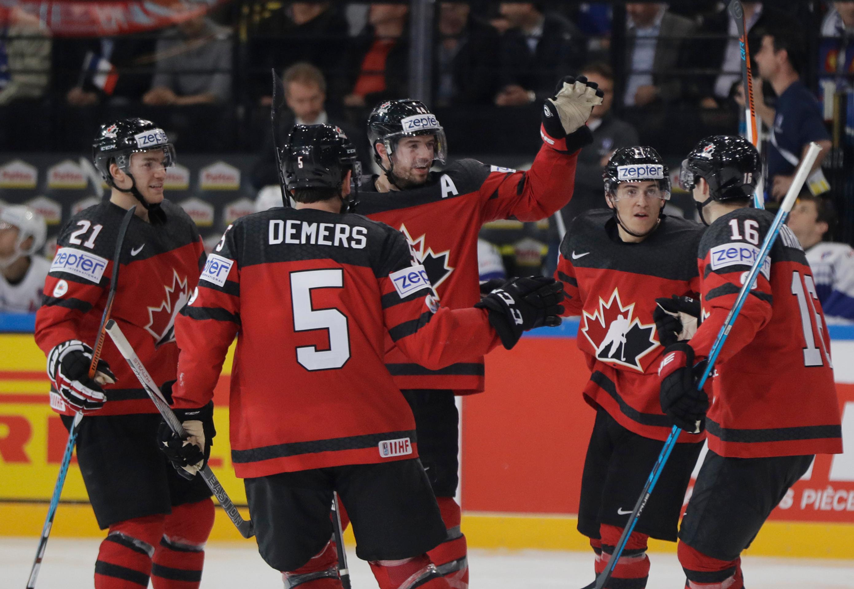 Marc-Edouard Vlasic (v strede) prijíma gratulácie od kanadských spoluhráčov po góle vo francúzskej sieti v zápase MS 2017.