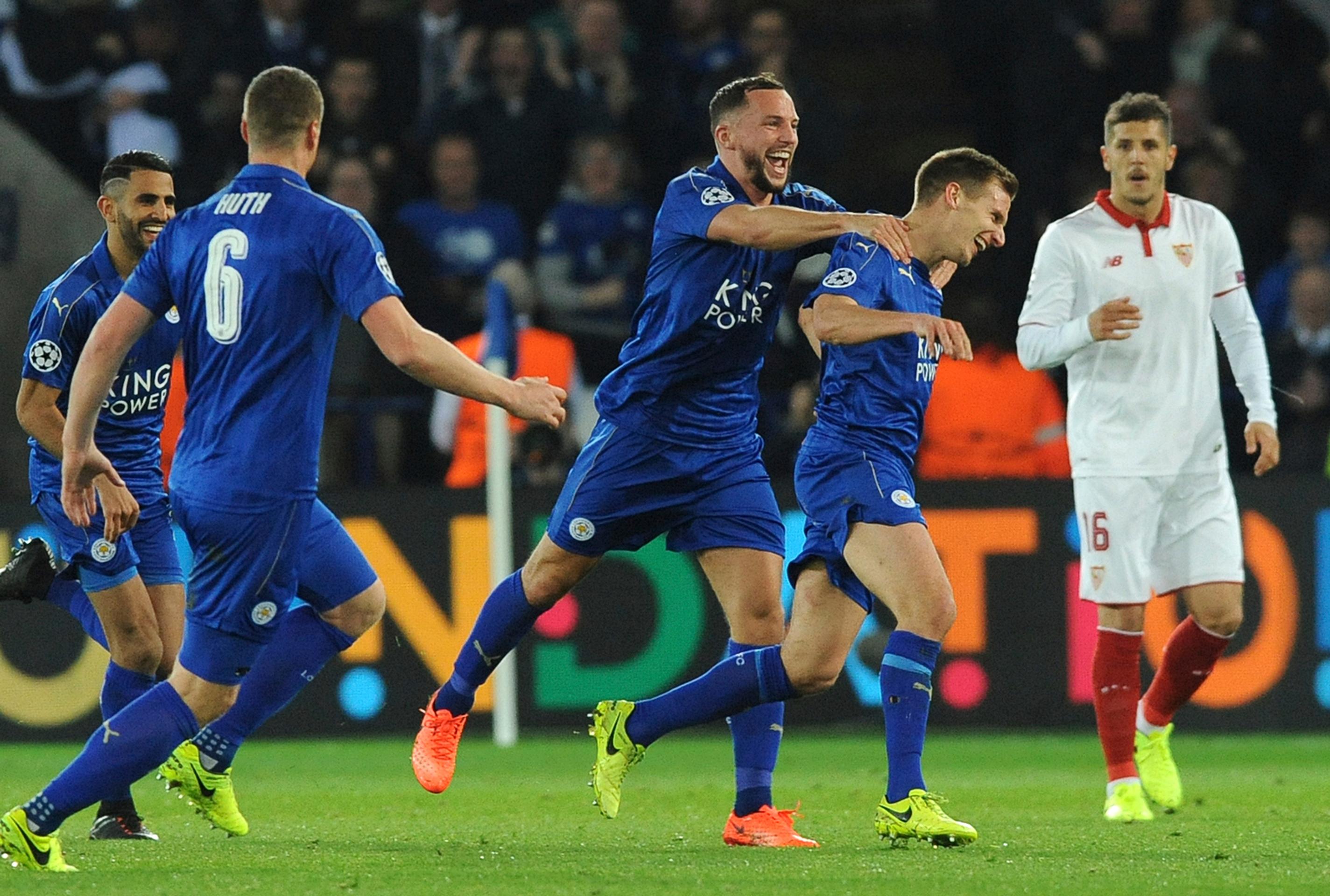 Marc Albrighton (vpravo) z Leicestru oslavuje svoj gól v odvete osemfinále LM proti Seville.