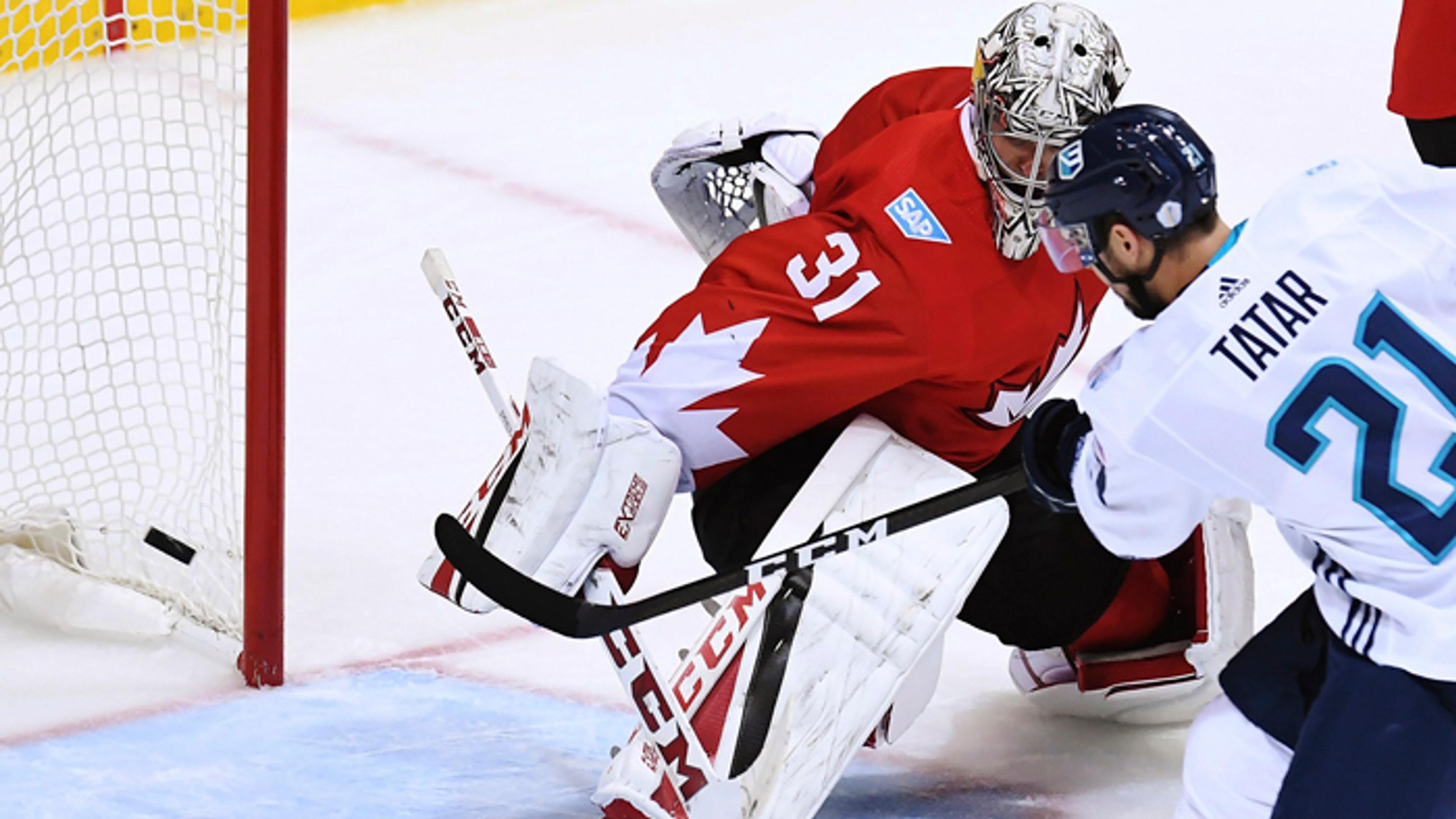 Tomáš Tatar dáva kontaktný gól do siete Careyho Pricea.