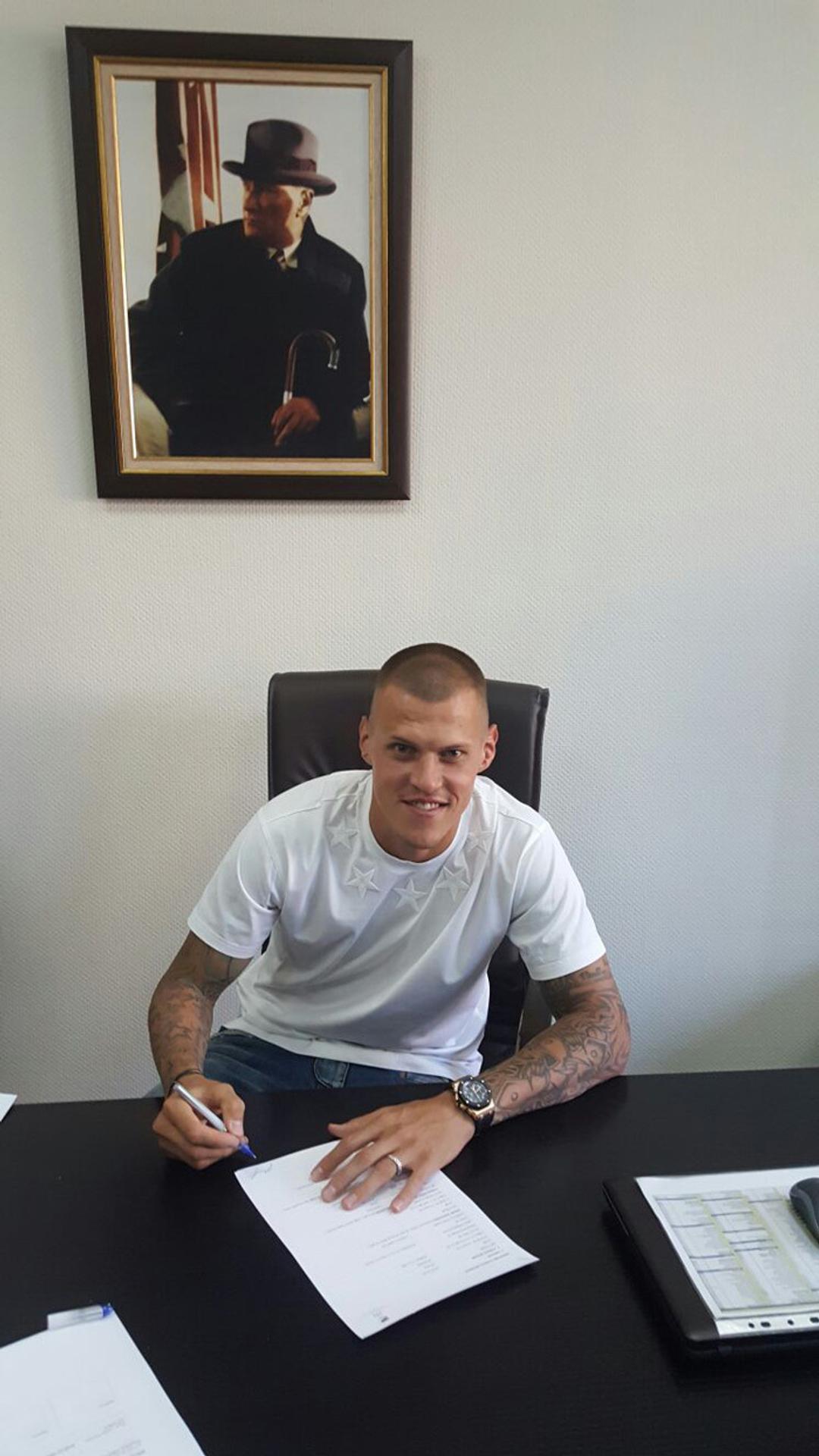 Martin Škrtel podpisuje zmluvu s Fenerbahce Istanbul.