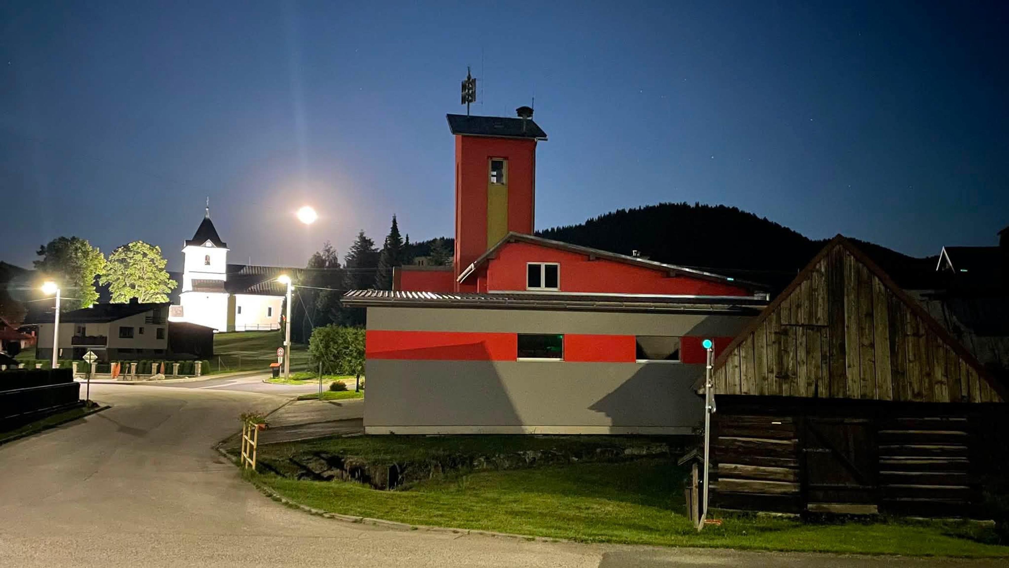 Nočnú oblohu ovládol Jelení Mesiac.