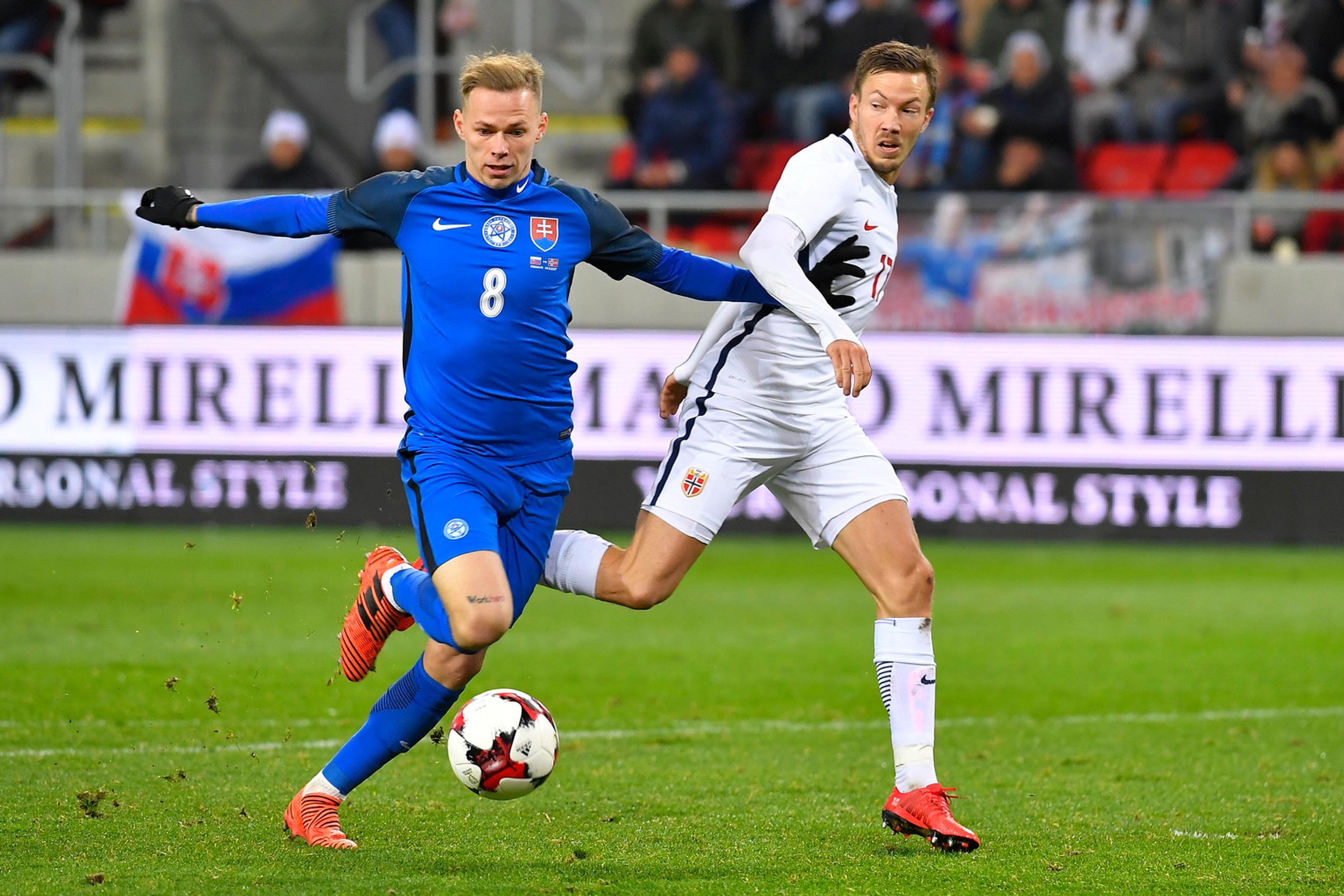 Milan Škriniar v súboji s Nórom Jo Ingem Bergetom (vľavo).