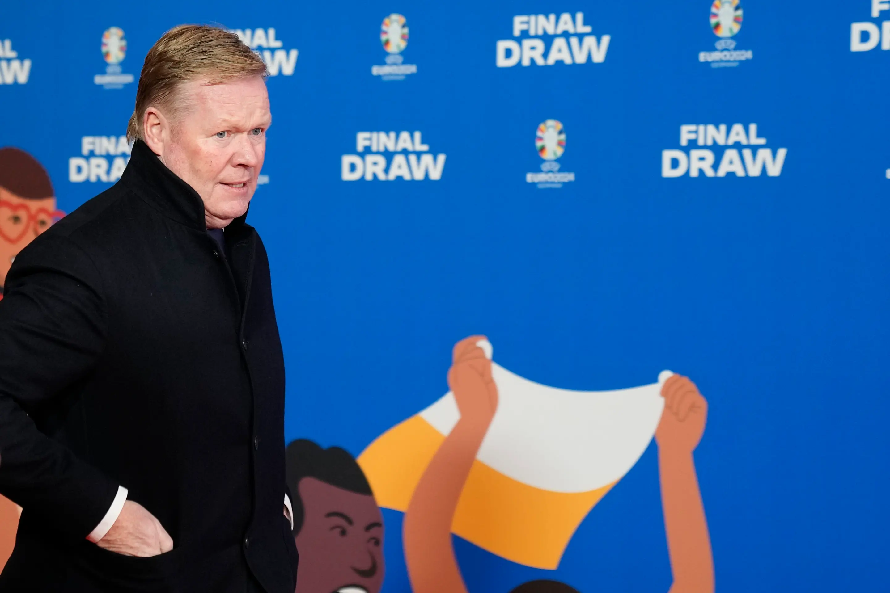 Lodivod holandskej reprezentácie Ronald Koeman prichádza do dejisku žrebu ME 2024.
