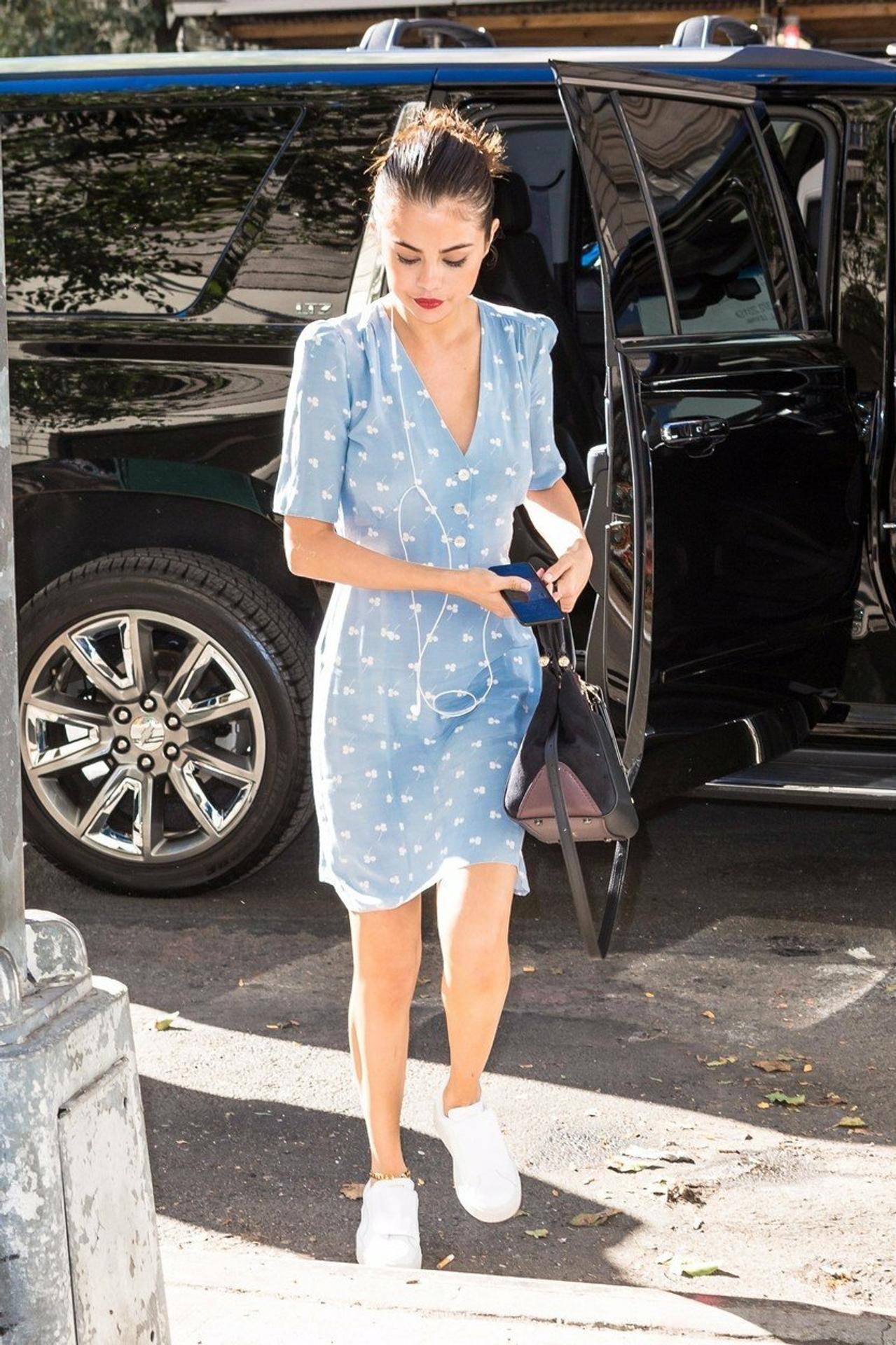 Connor McDavid v súboji o puk s Brandonom Saadom.