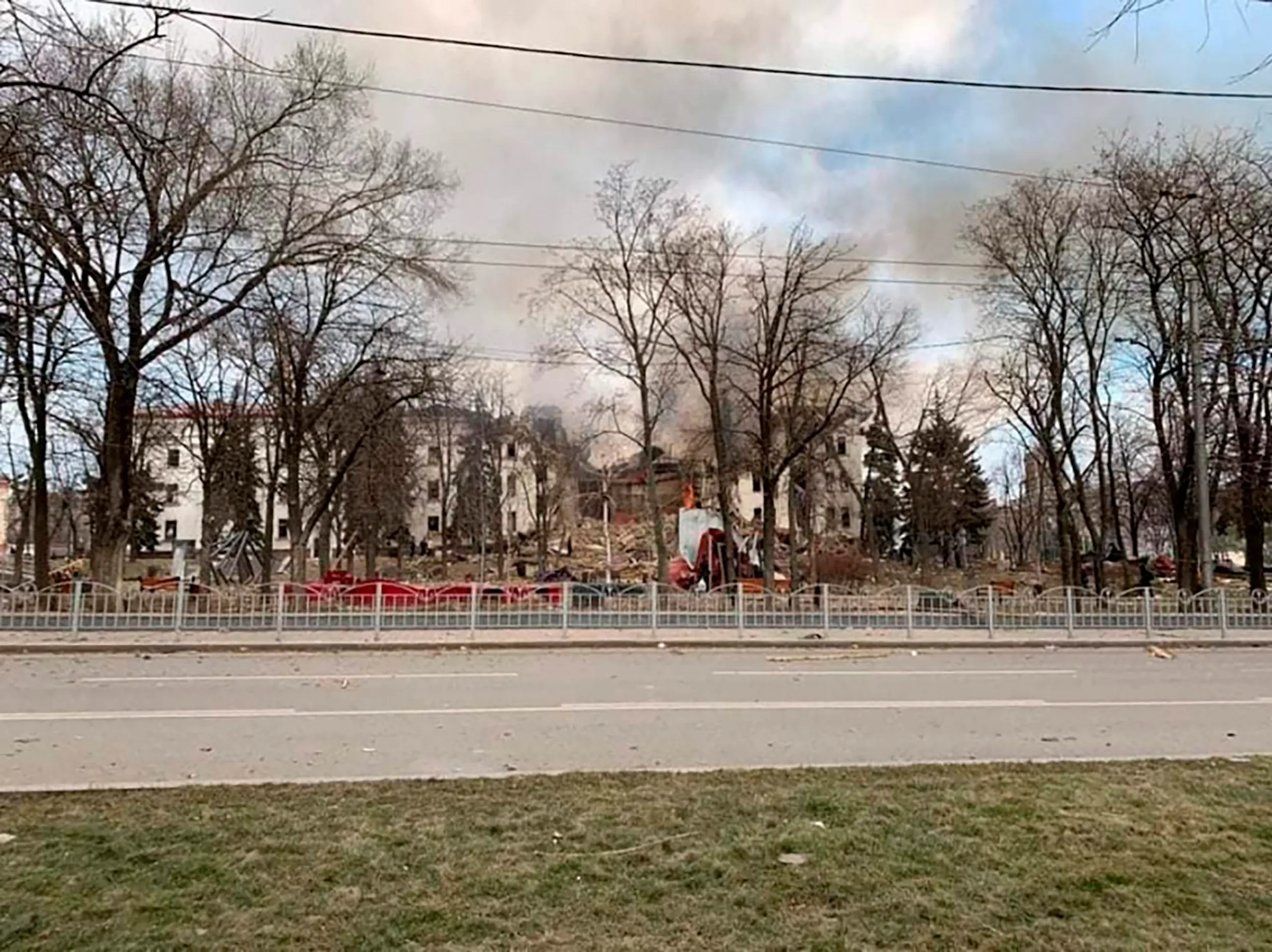 Na snímke divadlo zničené po bombardovaní v obliehanom ukrajinskom meste Mariupol na pobreží Azovského mora.