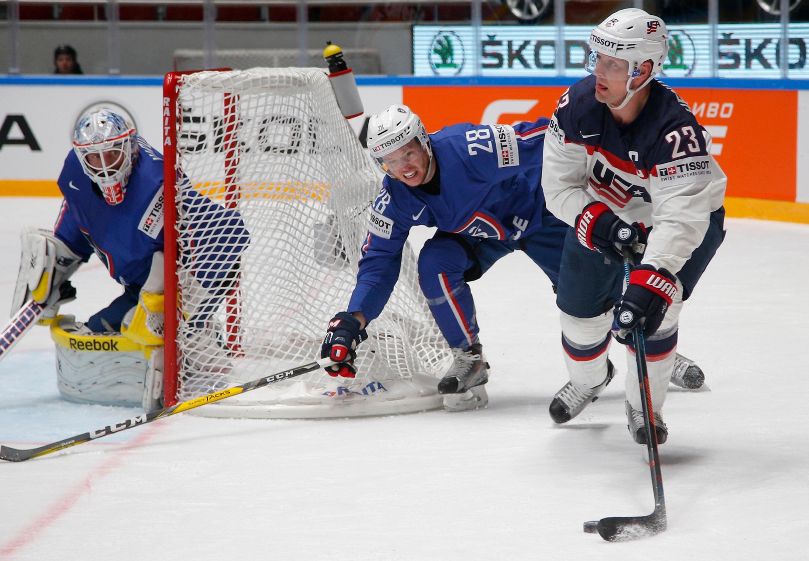 Hráč USA Matt Hendricks (vpravo) v súboji o puk s hráčom Francúzska Damienom Rauxom v zápase B-skupiny MS v Rusku.