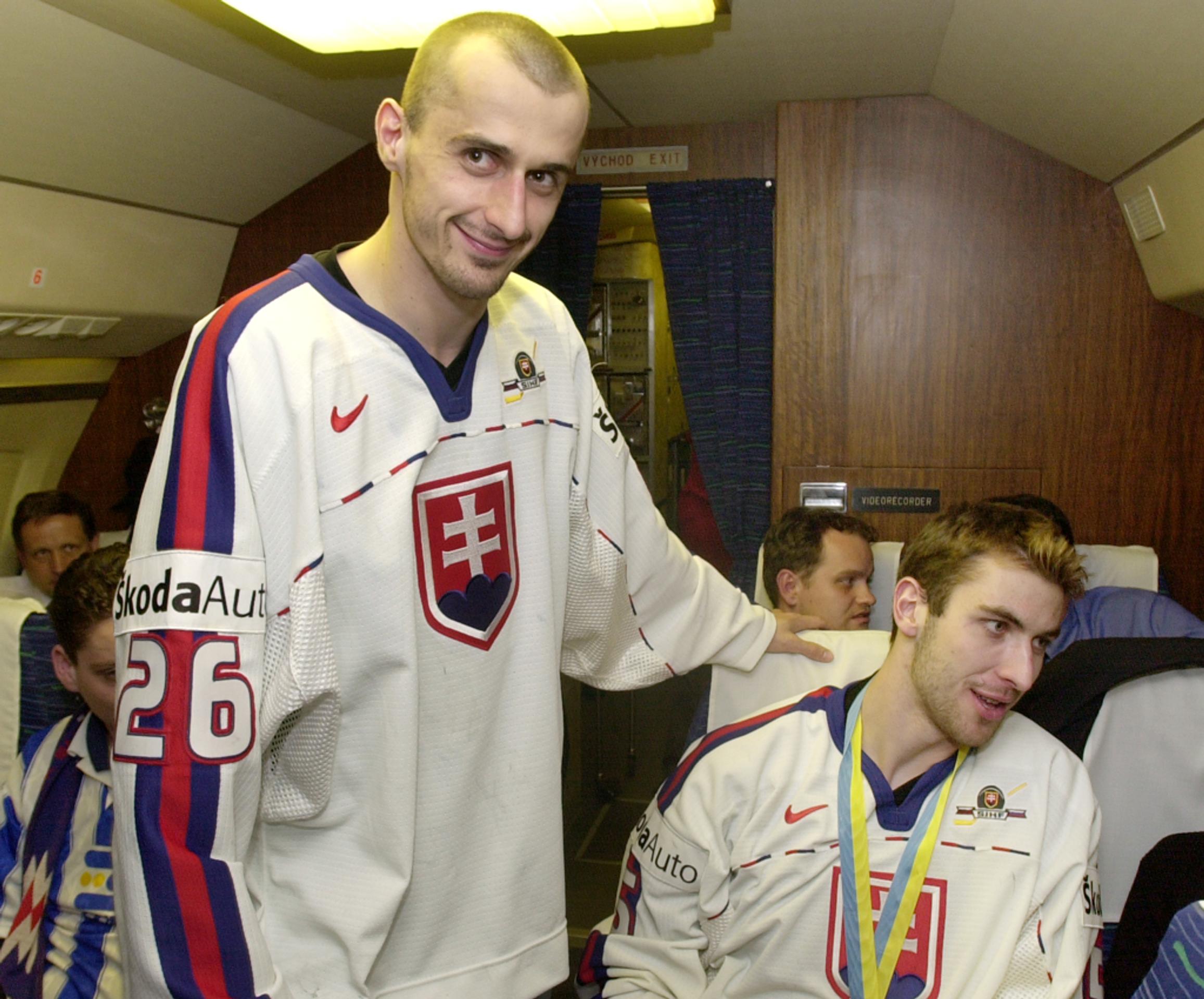 Sprava Zdeno Chára a Peter Bartoš po prílete z MS 2000, kde Slovensko získalo striebornú medailu.