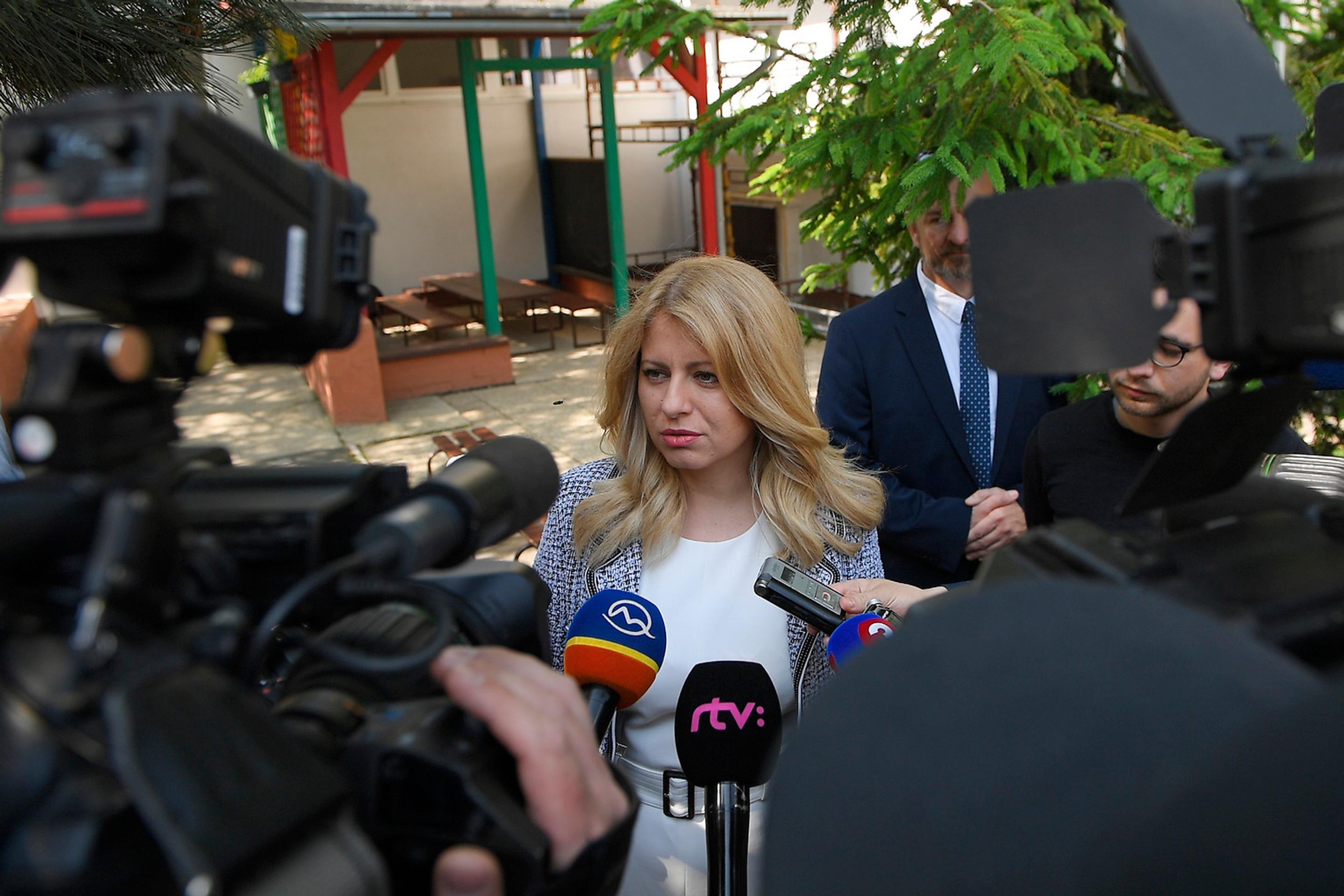 Volebná miestnosť.