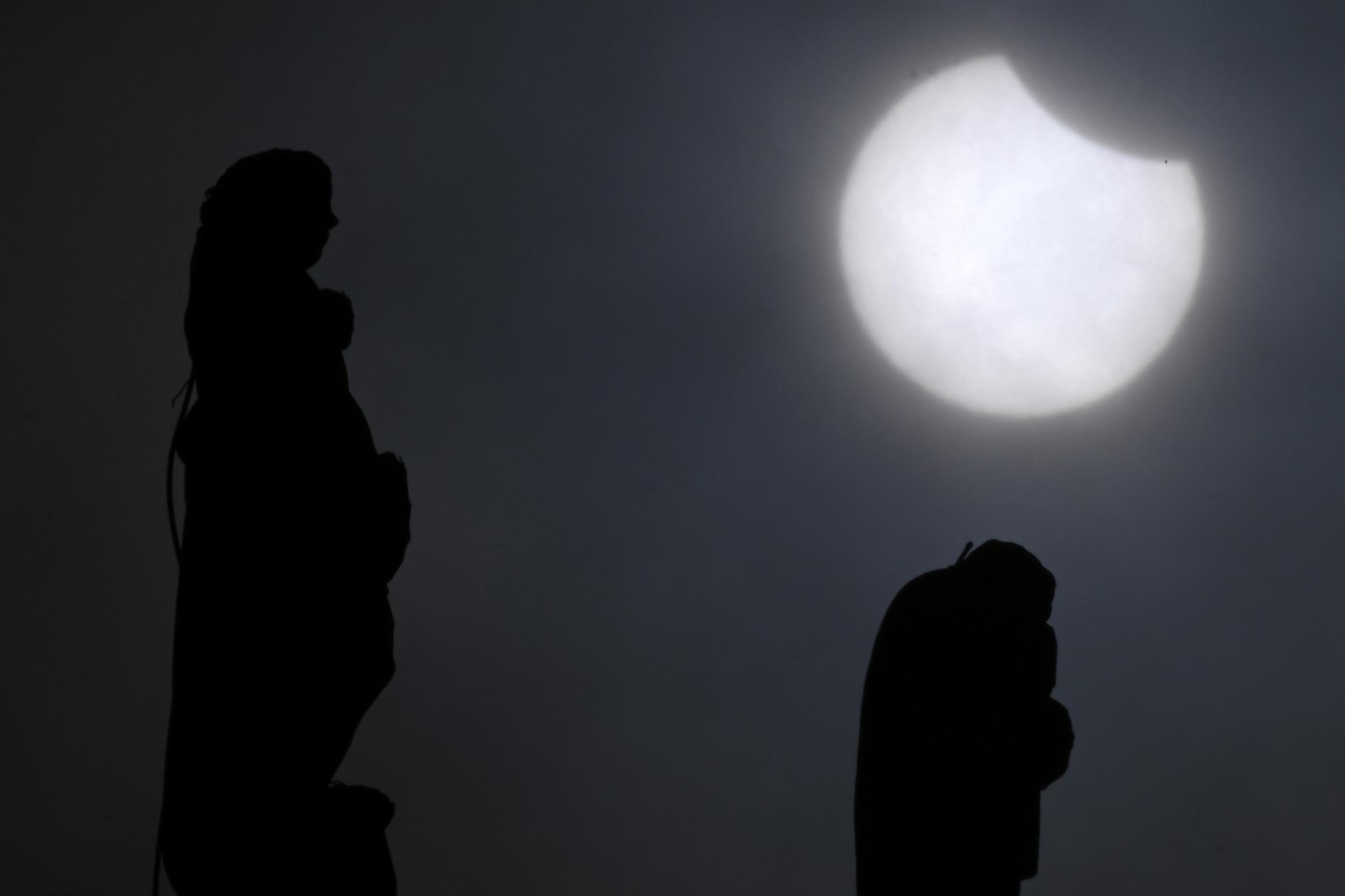 Čiastočné zatmenie Slnka v Miláne 