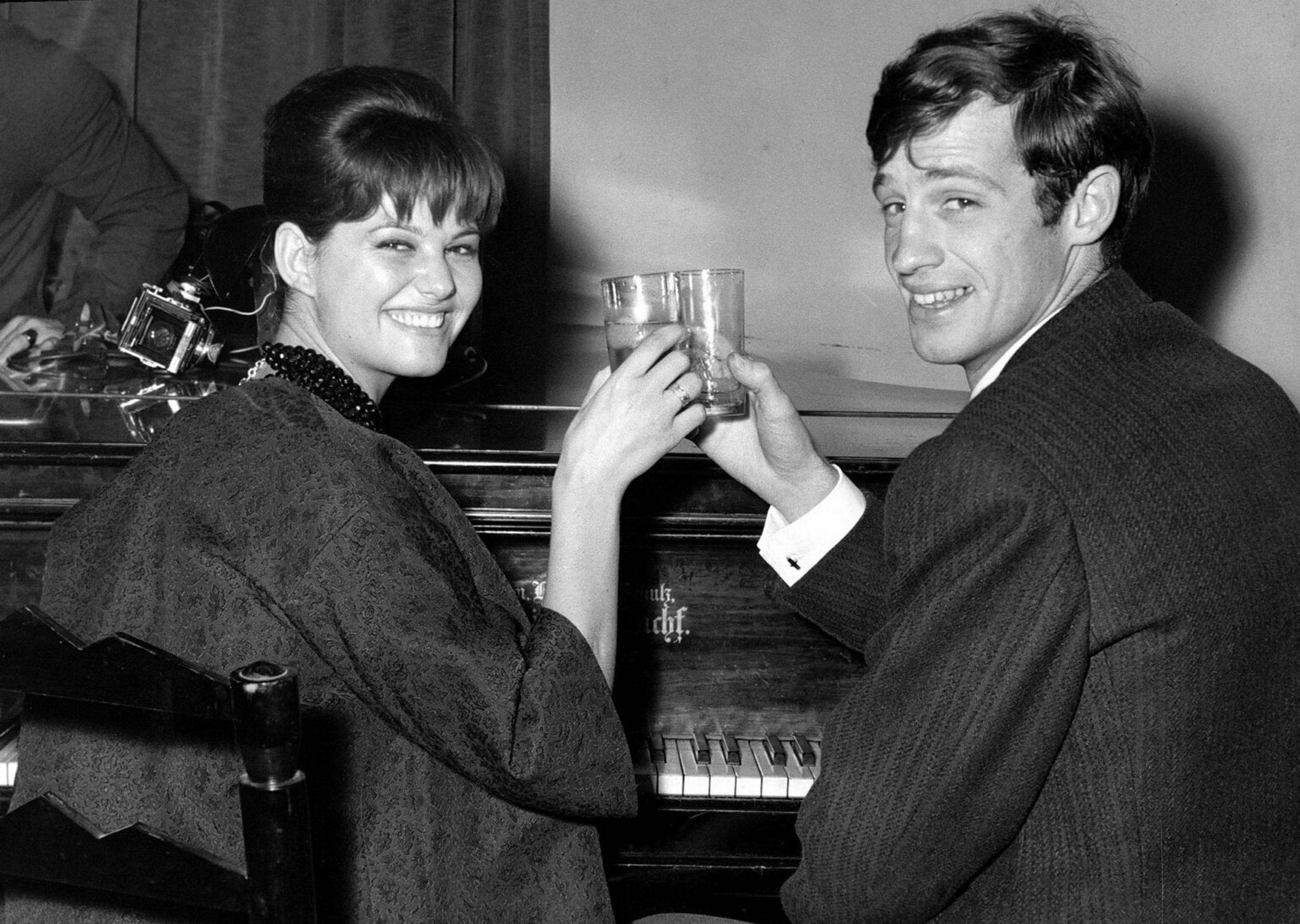 Talianska herečka Claudia Cardinale a francúzsky herec Jean-Paul Belmondo
