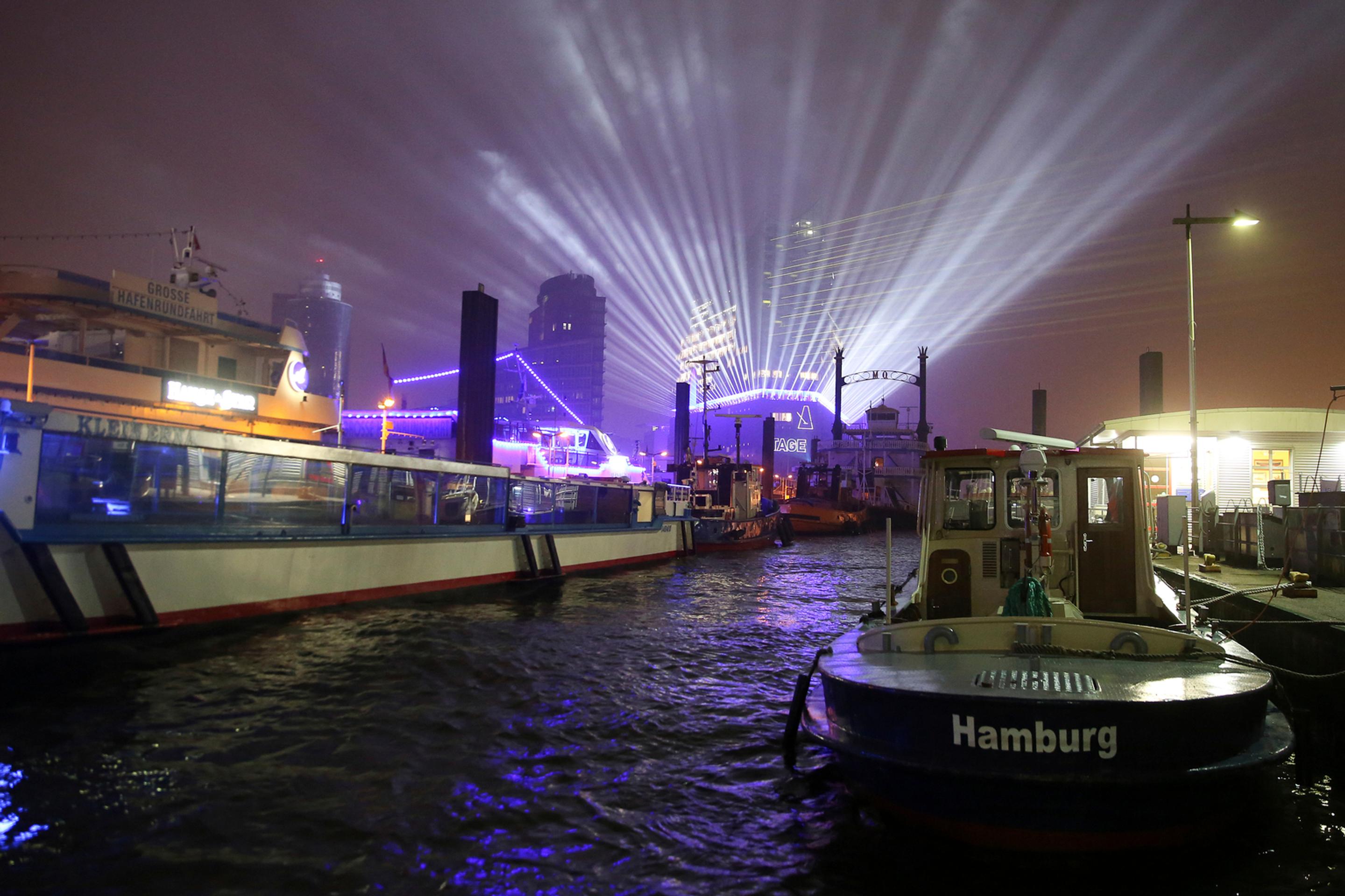 Na snímke test osvetlenia na novej budove hamburskej filharmónie Elbphilharmonie v prístave v Hamburgu  8. januára 2017.
