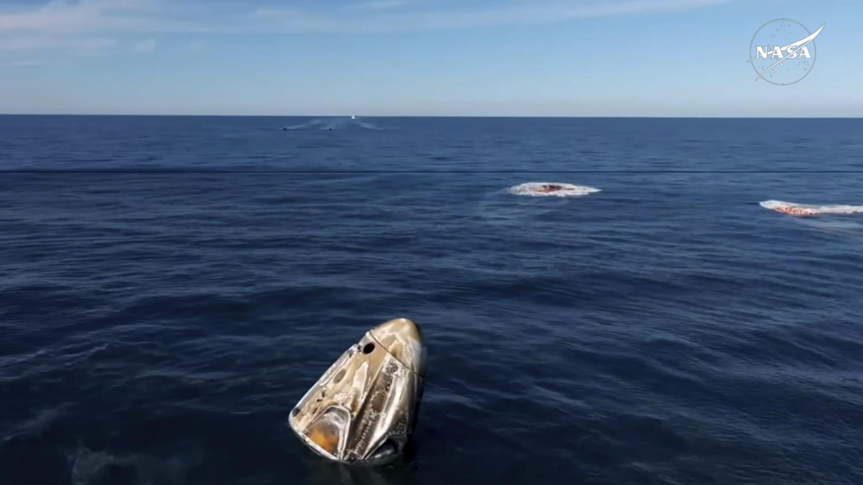 Astronauti, ktorí uviazli vo vesmíre, sa bezpečne vrátili na Zem