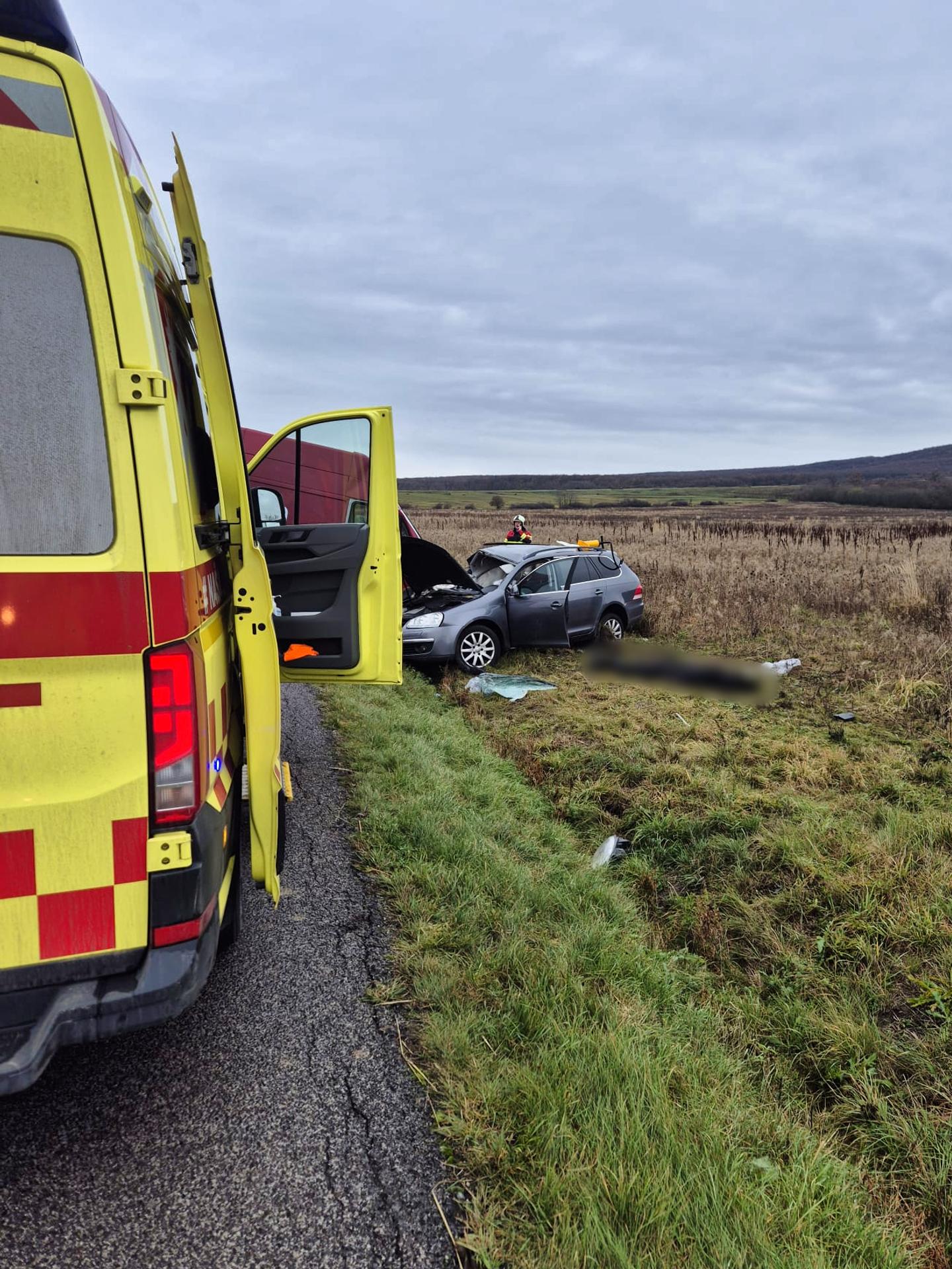 Auto odhodilo po zrážke mimo cesty.