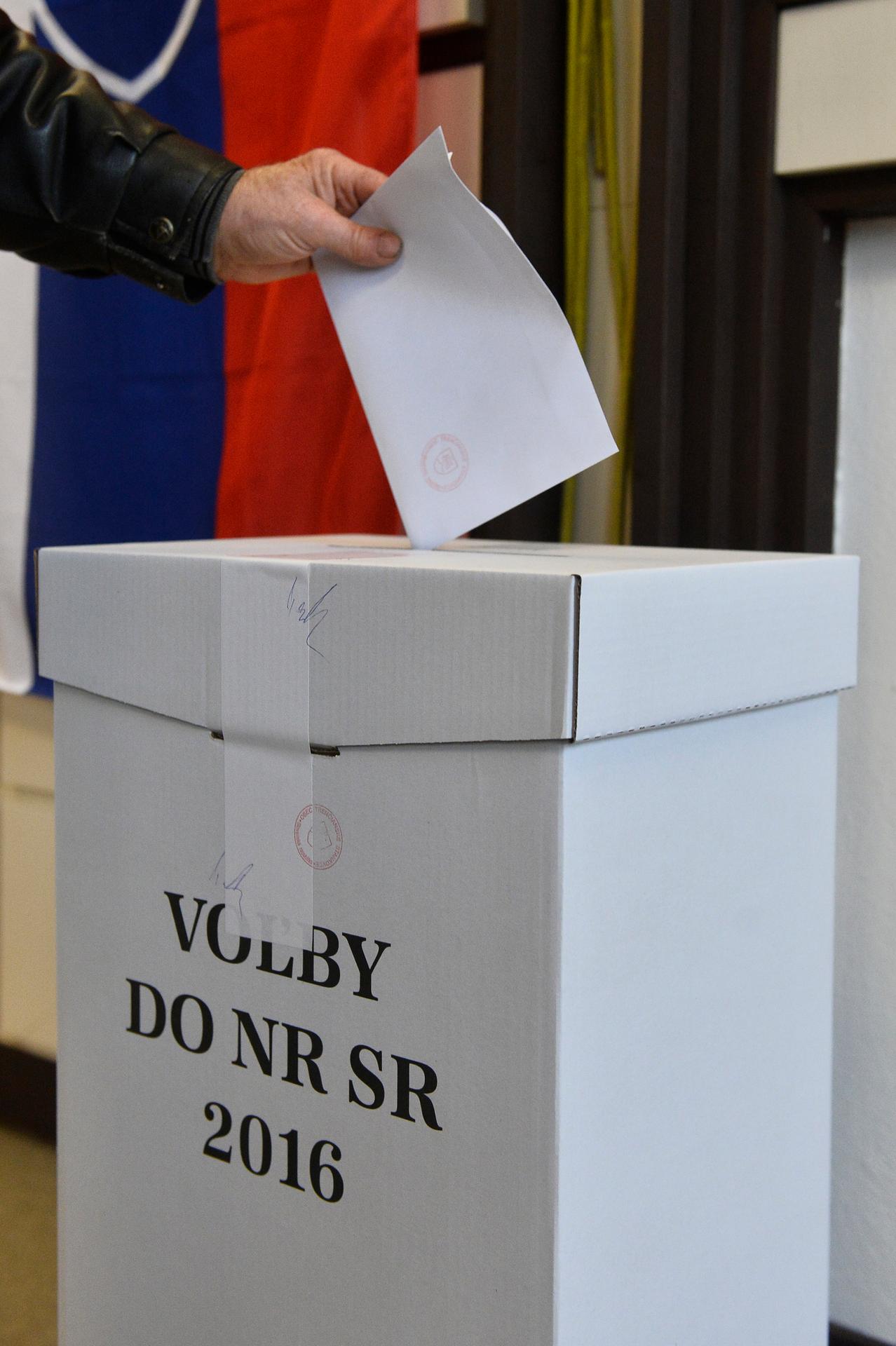 Prví voliči už prišli odovzdať svoj hlas