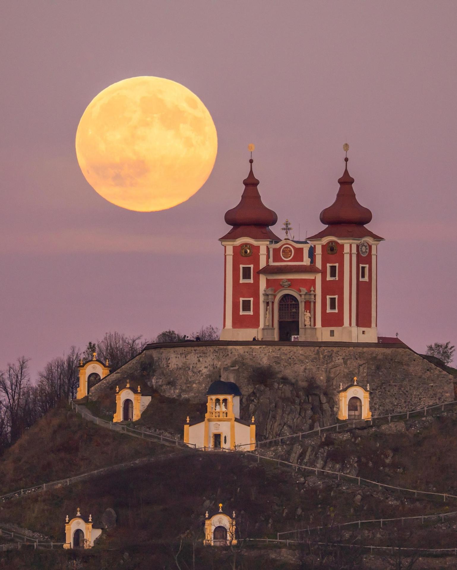 Novembrový spln nad Banskou Štiavnicou.