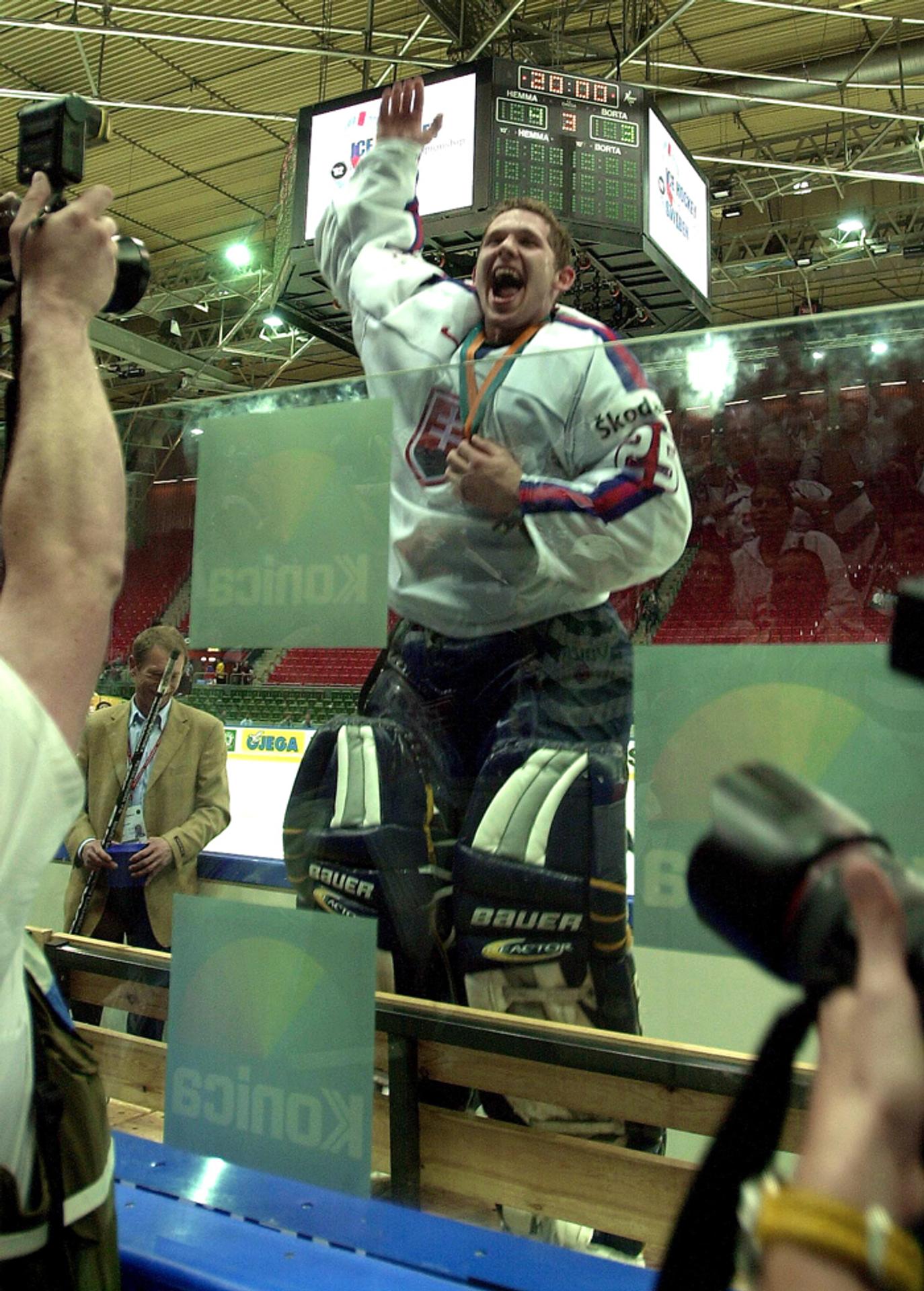 Brankár Ján Lašák pozdravuje našich fanúšikov v Göteborgu.