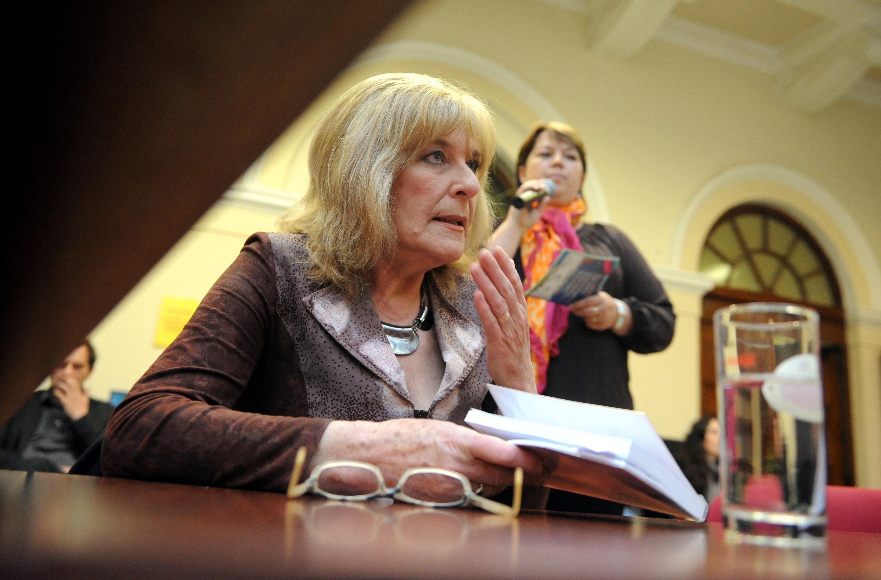 Na snímke Oľga Feldeková číta 16. mája 2012 v Štátnej vedeckej knižnici v Košiciach.