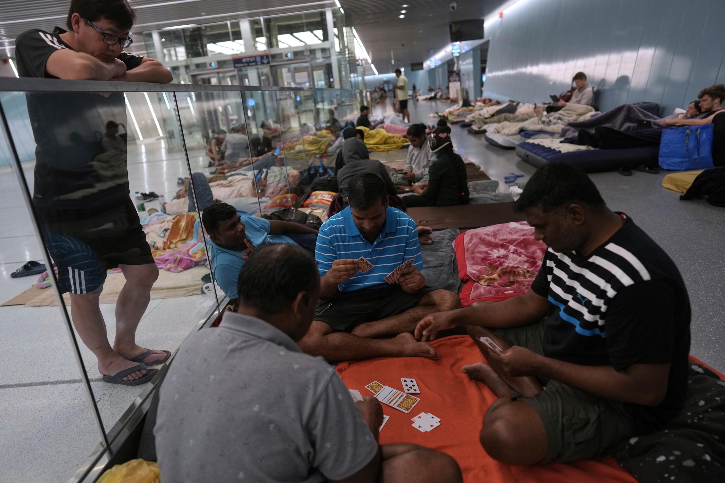 Ľudia sa ukrývajú na stanici metra pred náletmi Iránu v izraelskom meste Ramat Gan neďaleko Tel Avivu.