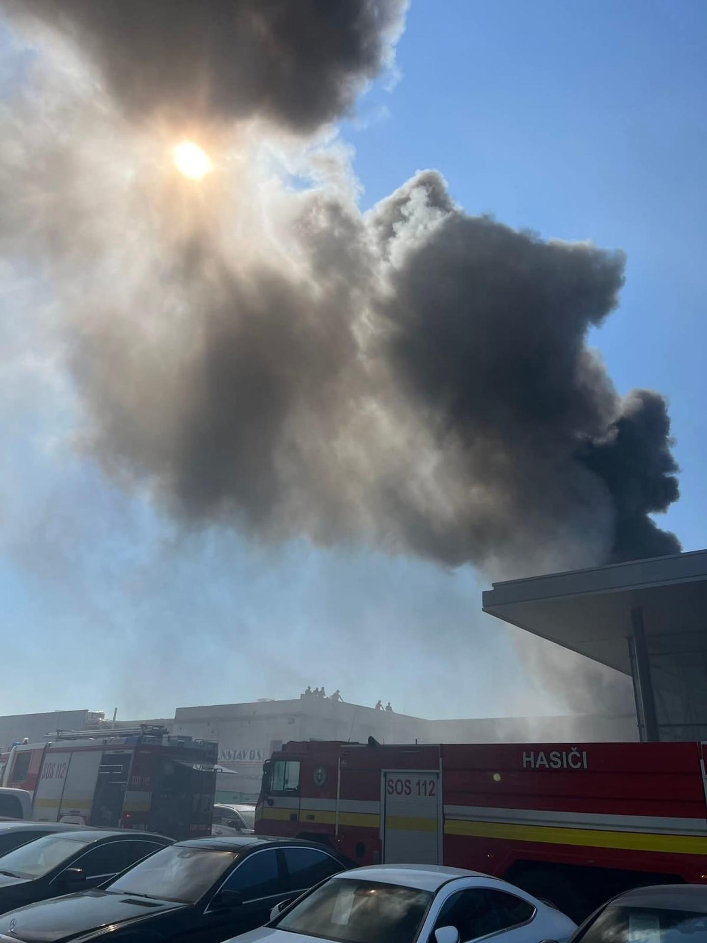 V Dunajskej Strede sa vznietila strecha predajne áut