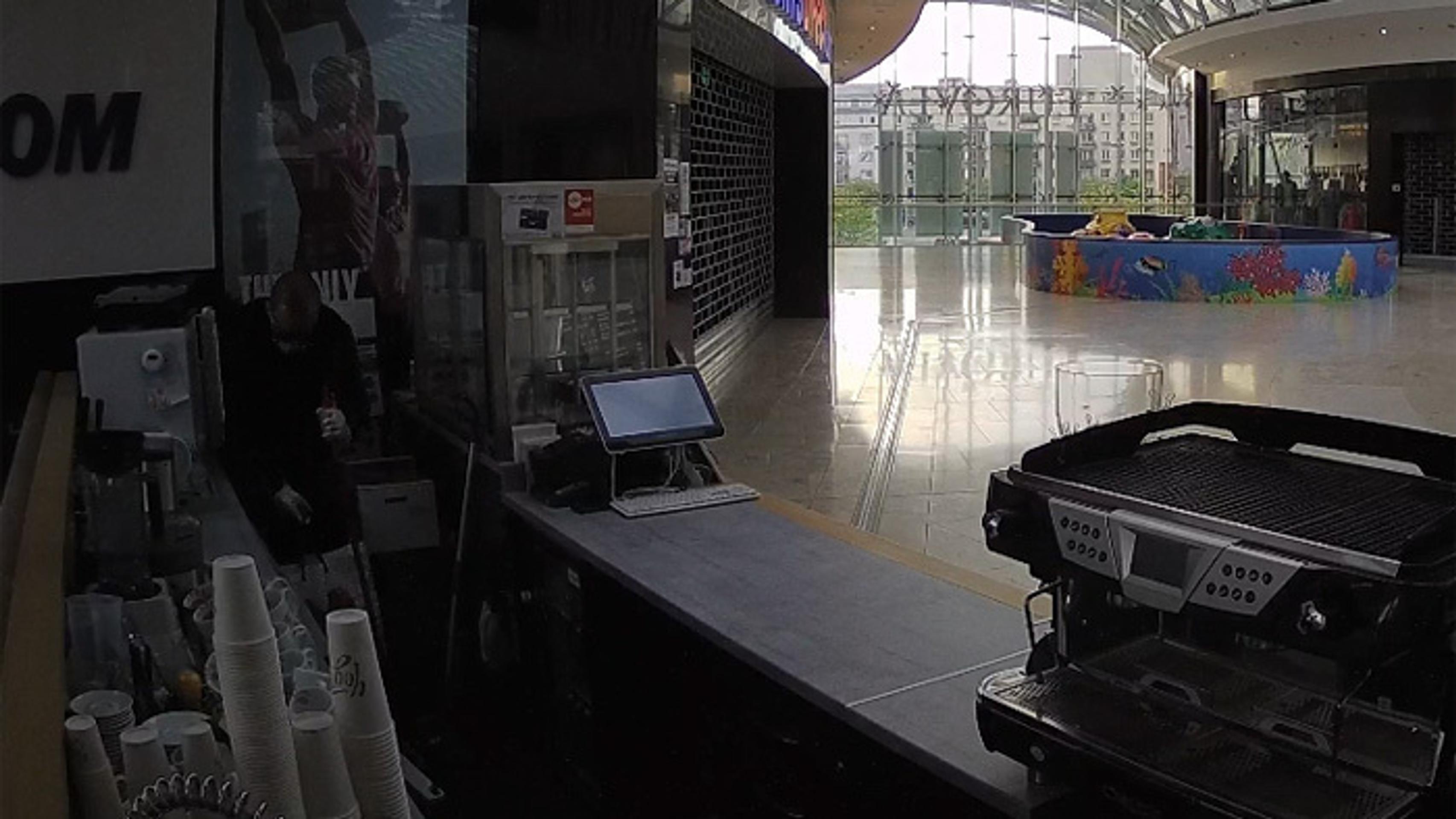 Zlodej v kaviarni v bratislavskom obchodnom centre.