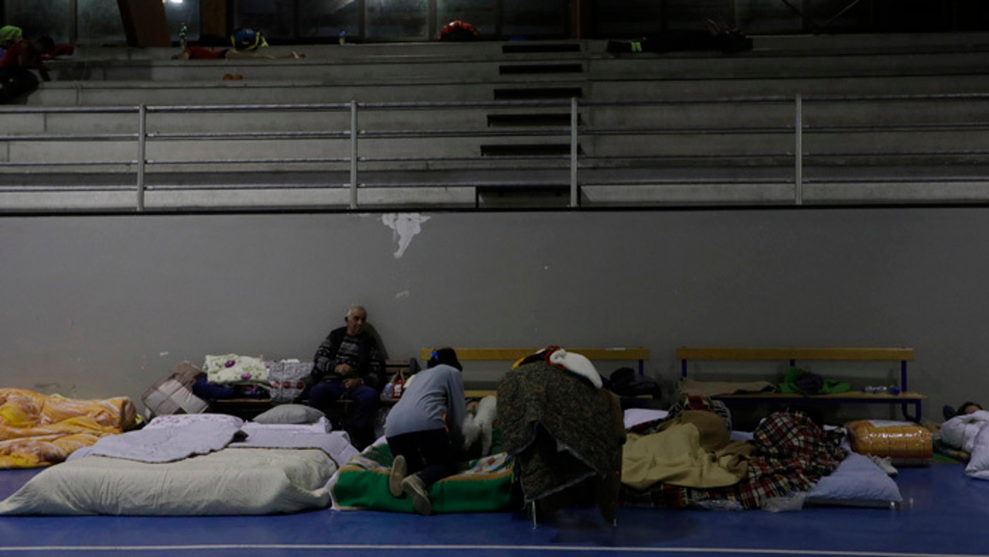 Niektorí ľudia zo zasiahnutého mesta Amatrice trávili prvú noc v provizórnom útočisku na okraji mesta. 