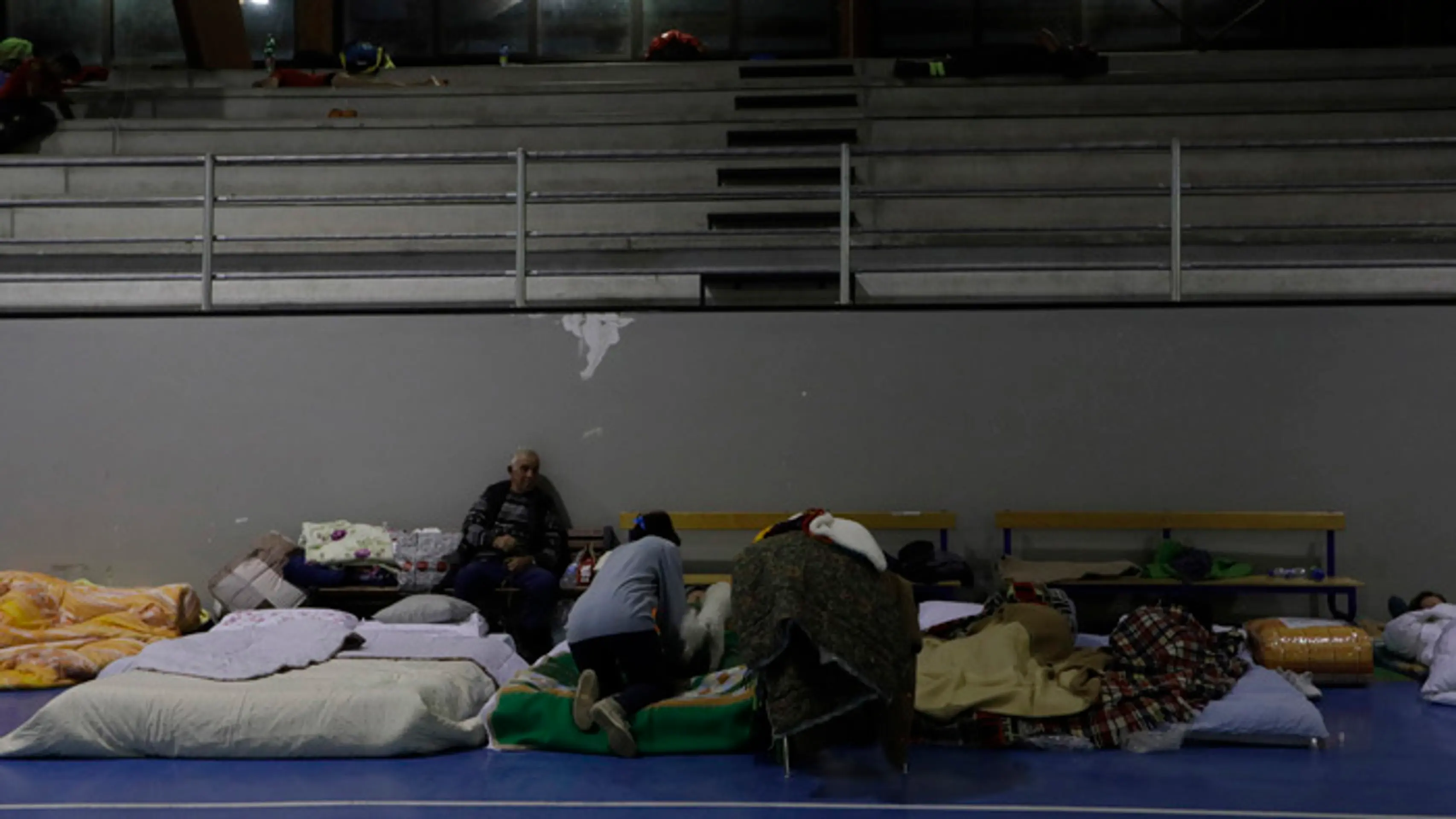 Niektorí ľudia zo zasiahnutého mesta Amatrice trávili prvú noc v provizórnom útočisku na okraji mesta. 