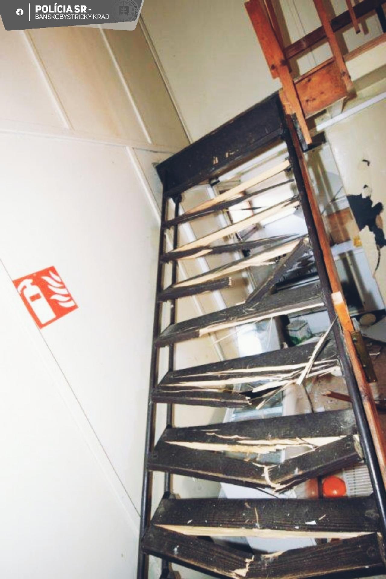 Zdemolované schodisko na chate v Novej Bani.