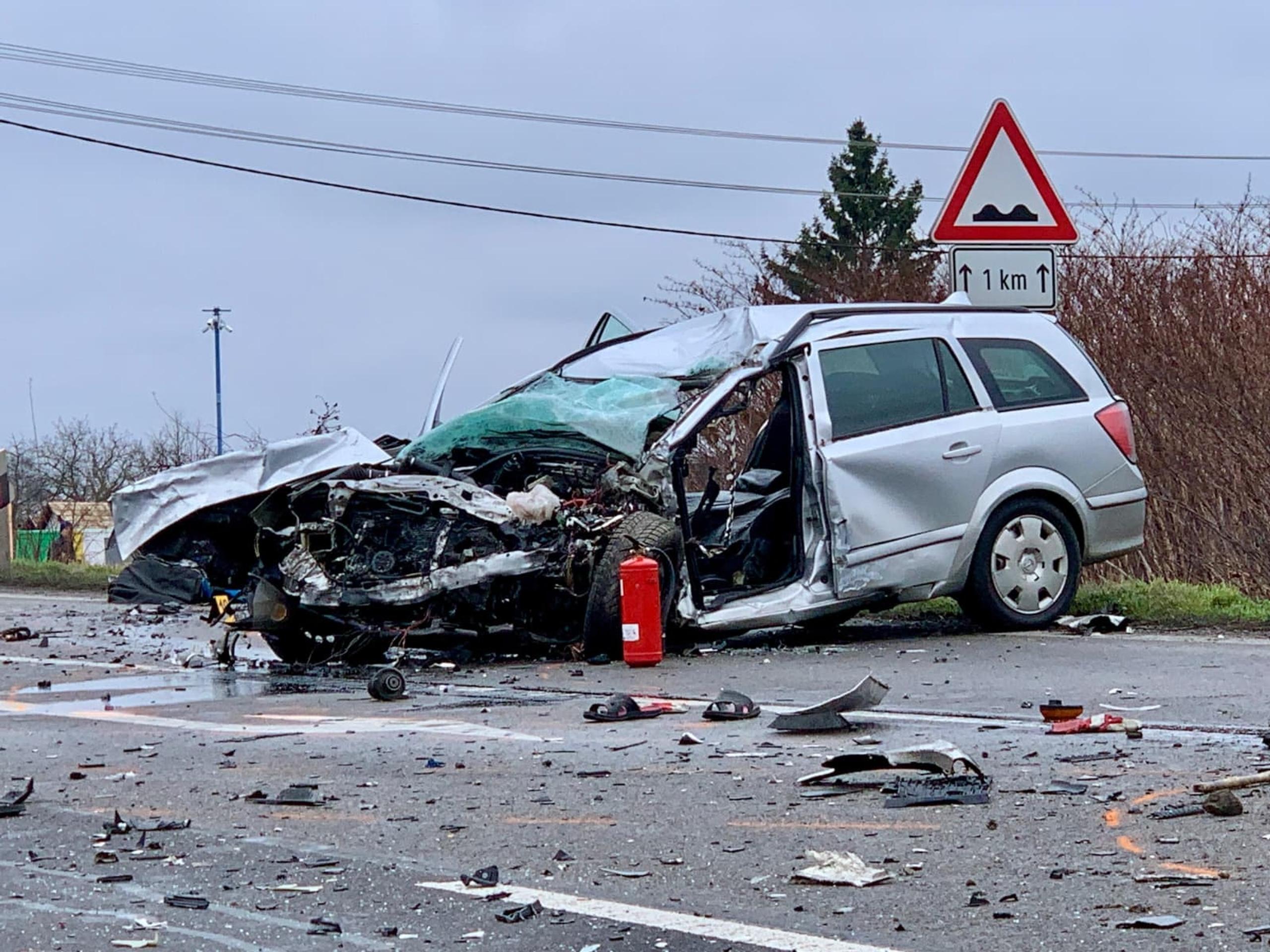 Po nehode bolo osobné auto na ceste a nákladné mimo nej