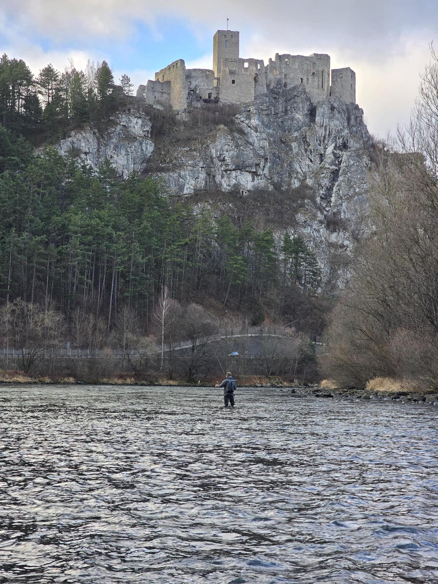 Český rybár Jakub Vágner loví hlavatky vo Váhu pod hradom Strečno.
