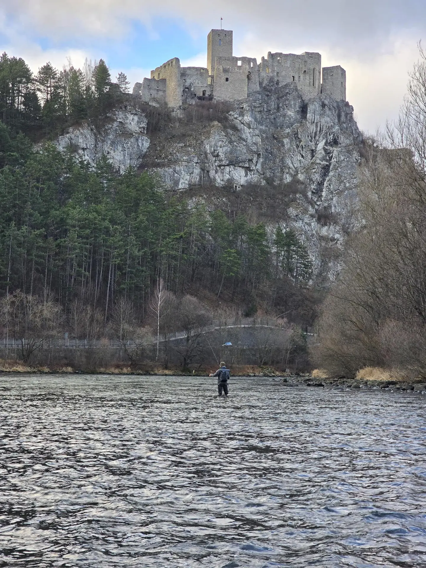 Český rybár Jakub Vágner loví hlavatky vo Váhu pod hradom Strečno.