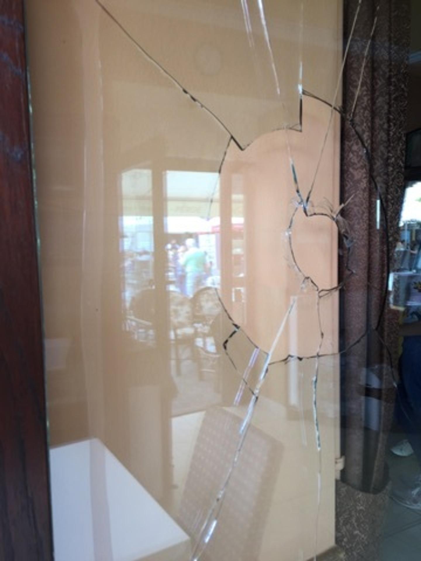 Rozbitý výklenok v reštaurácii v Piešťanoch.