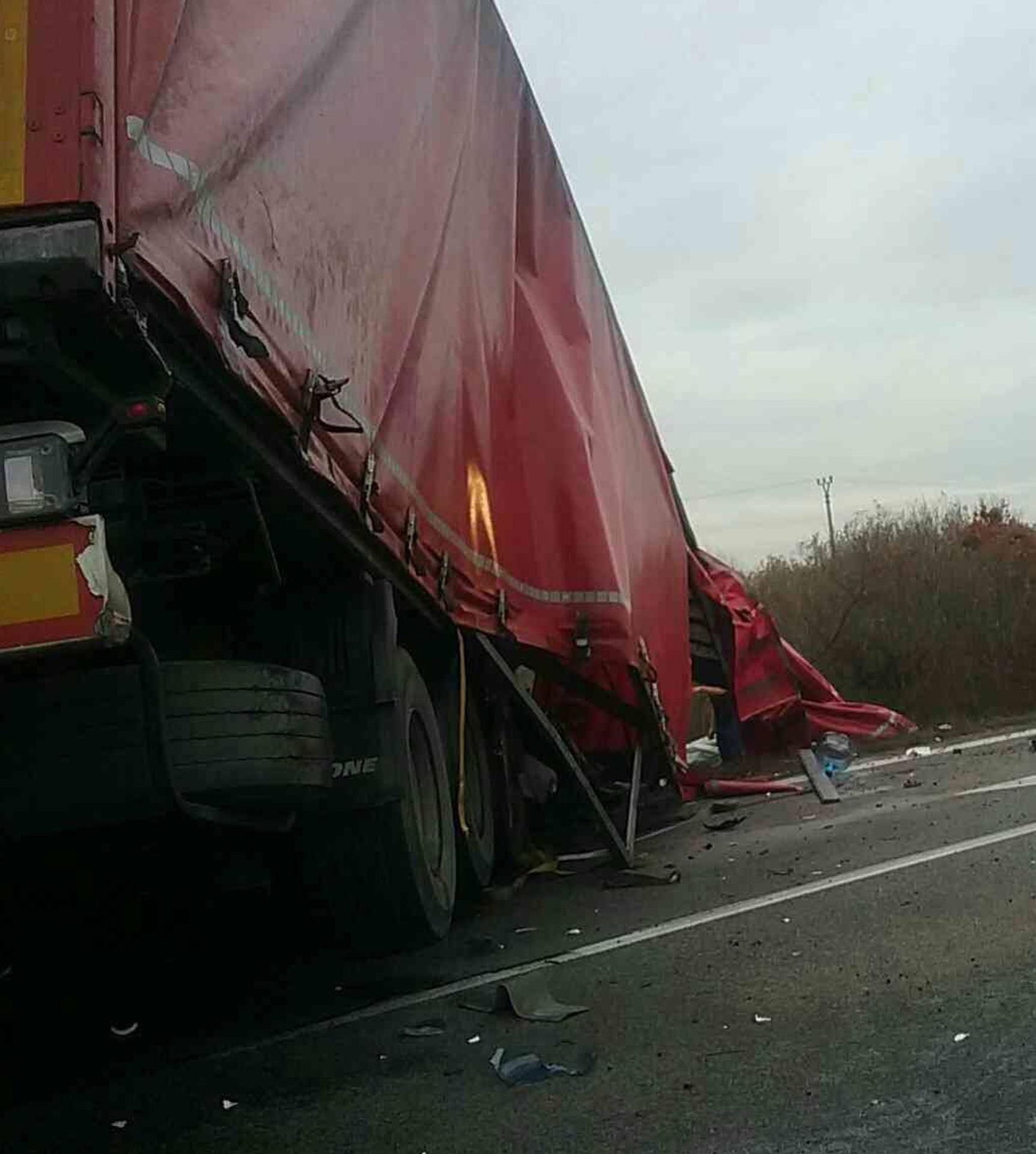 V Medveďove sa zrazili dve dodávky a nákladiak.