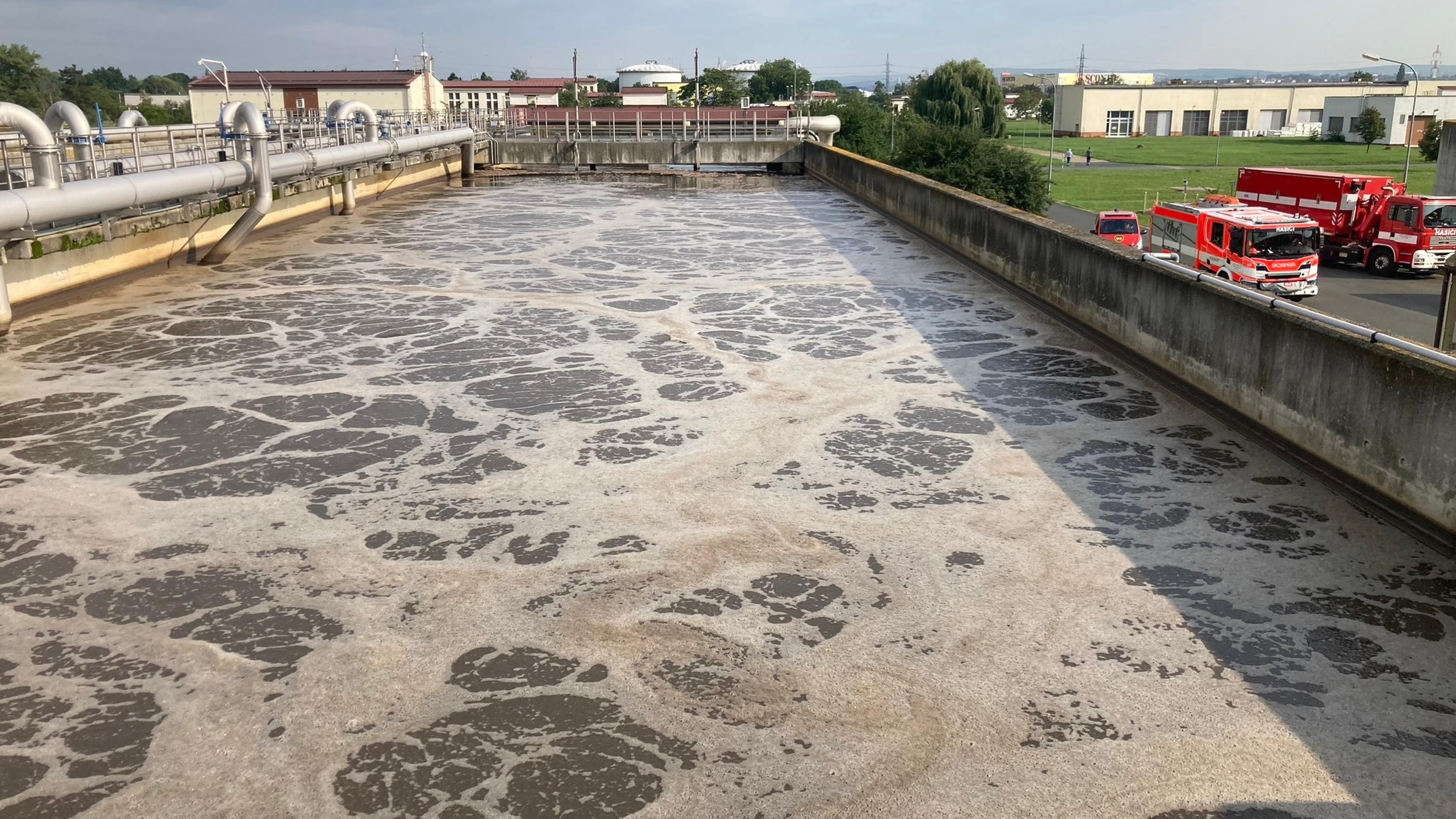 Českí potápači sa ponorili do nádrže s fekáliami
