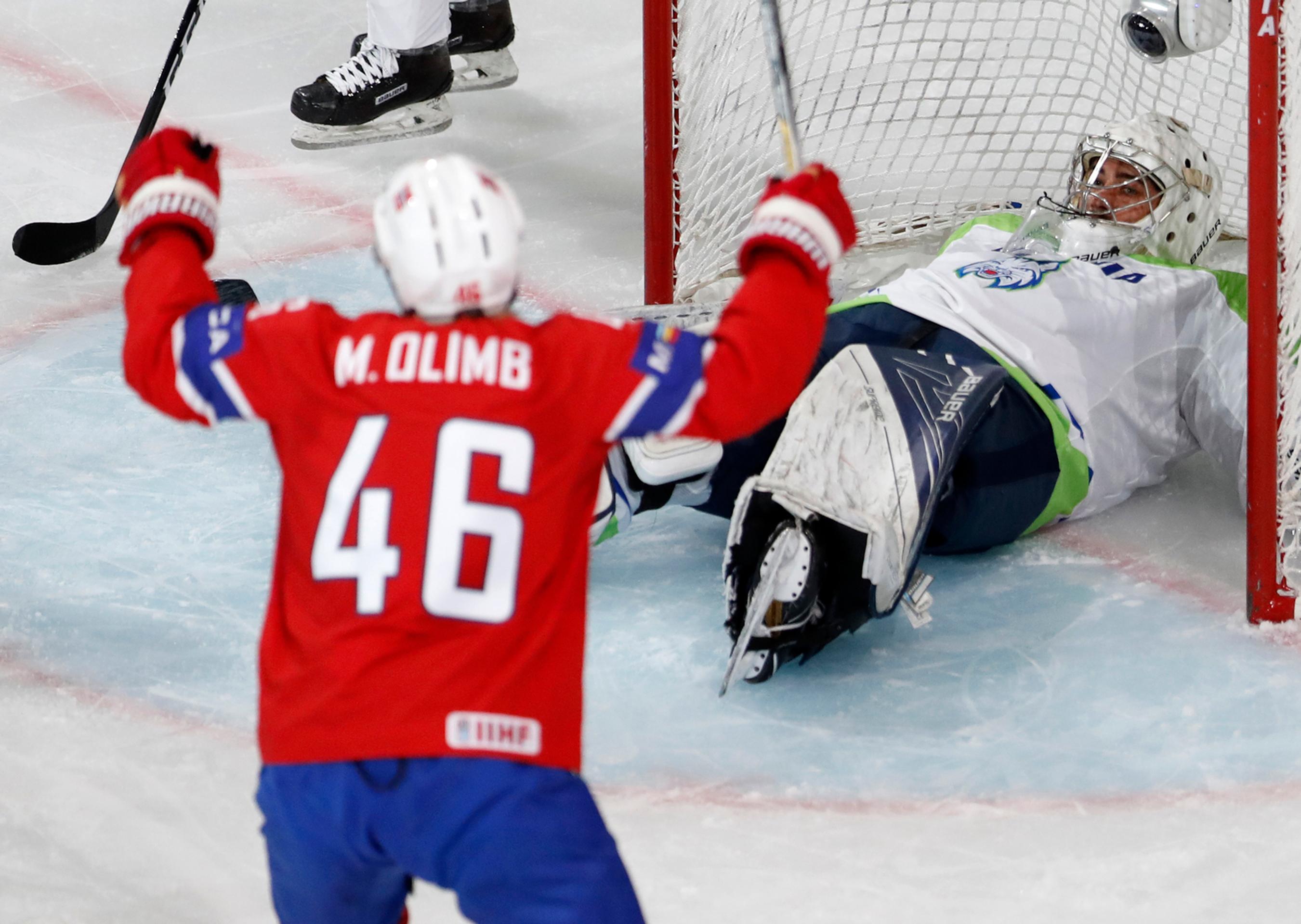 Mathis Olimb (vľavo) z Nórska jasá po góle v sieti slovinského brankára Matiju Pintariča na MS 2017.