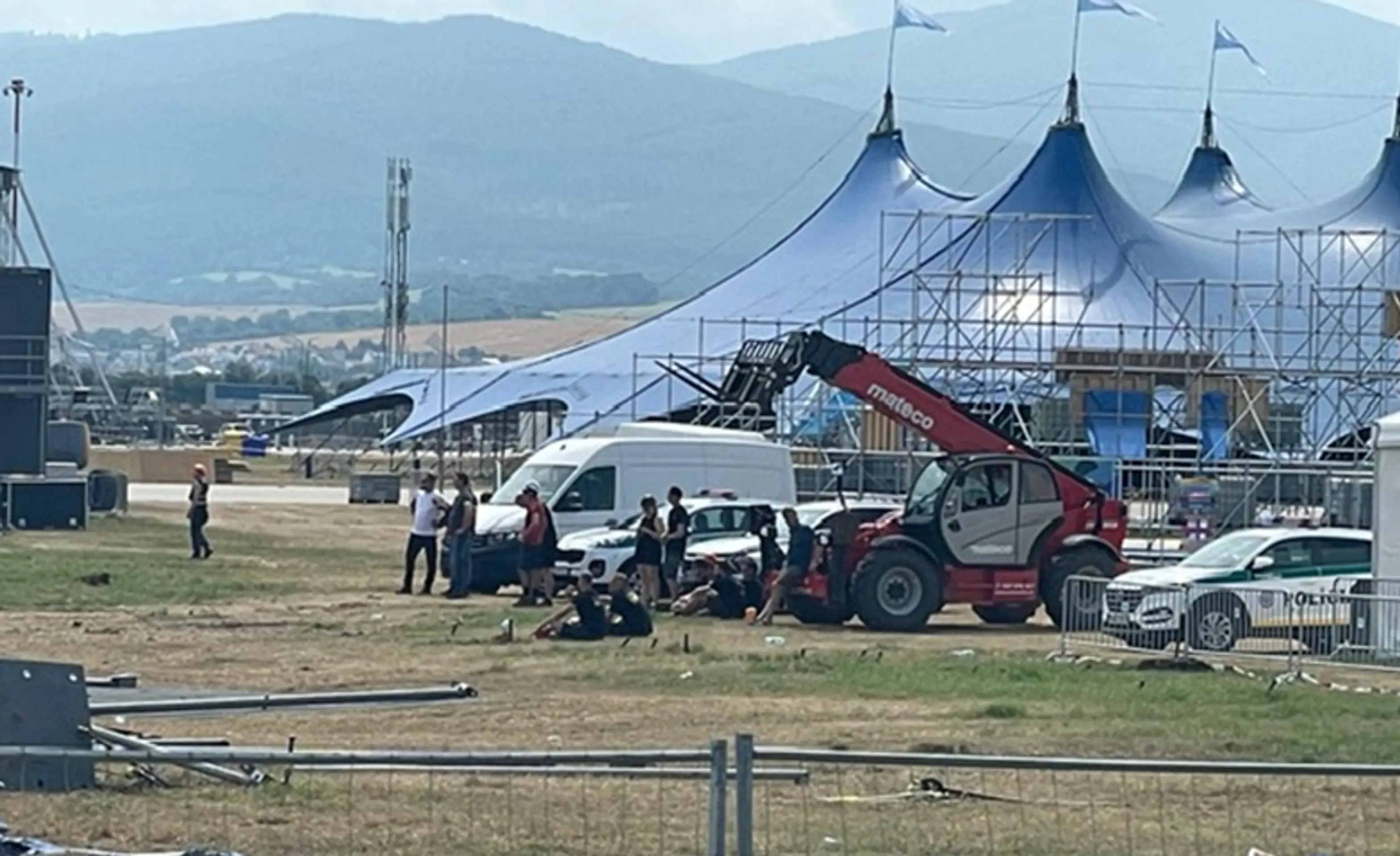 Žeriavy pri zrútenom stane na festivale Pohoda.