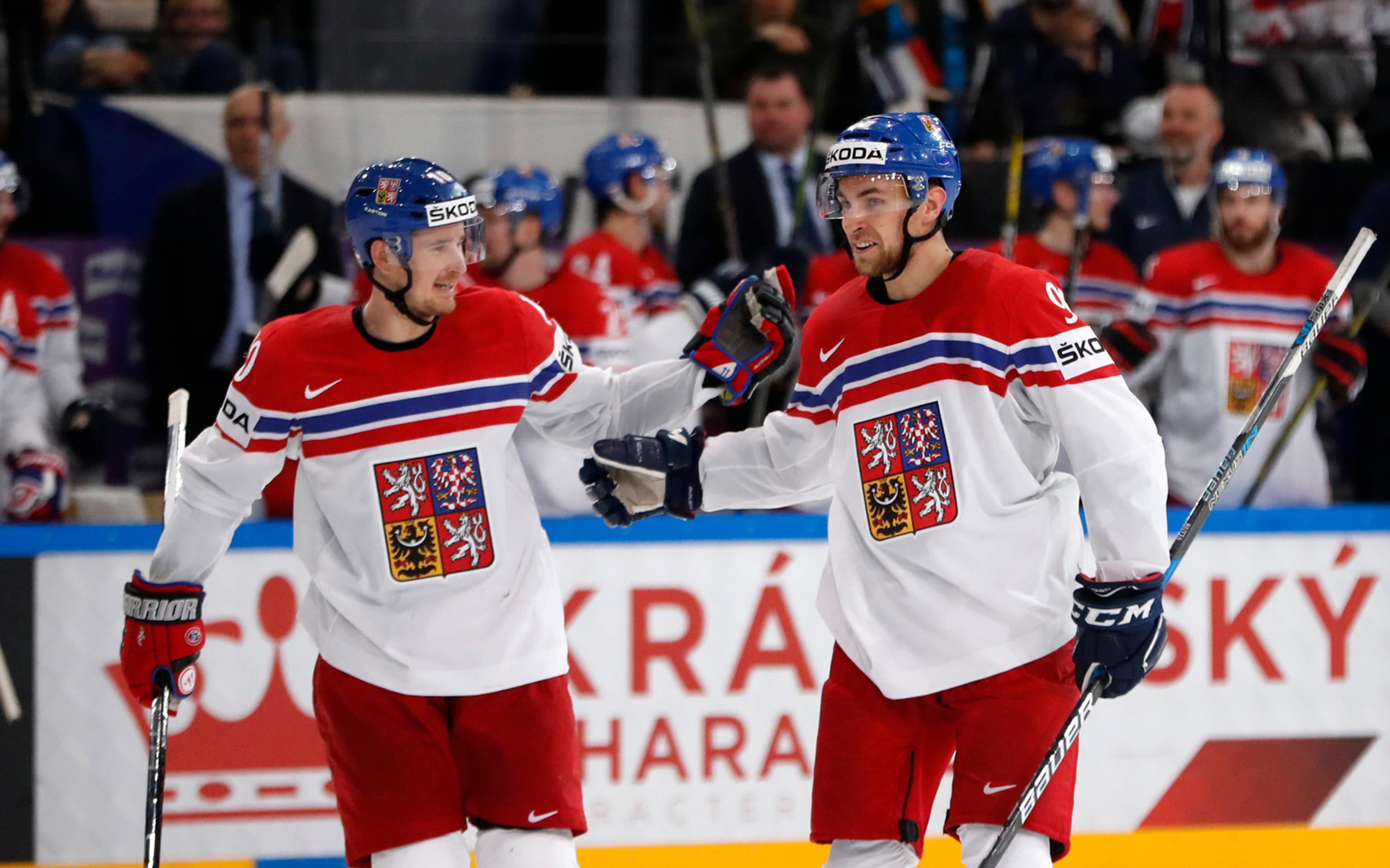 Češi Jan Rutta a Roman Červenka sa tešia po góle.