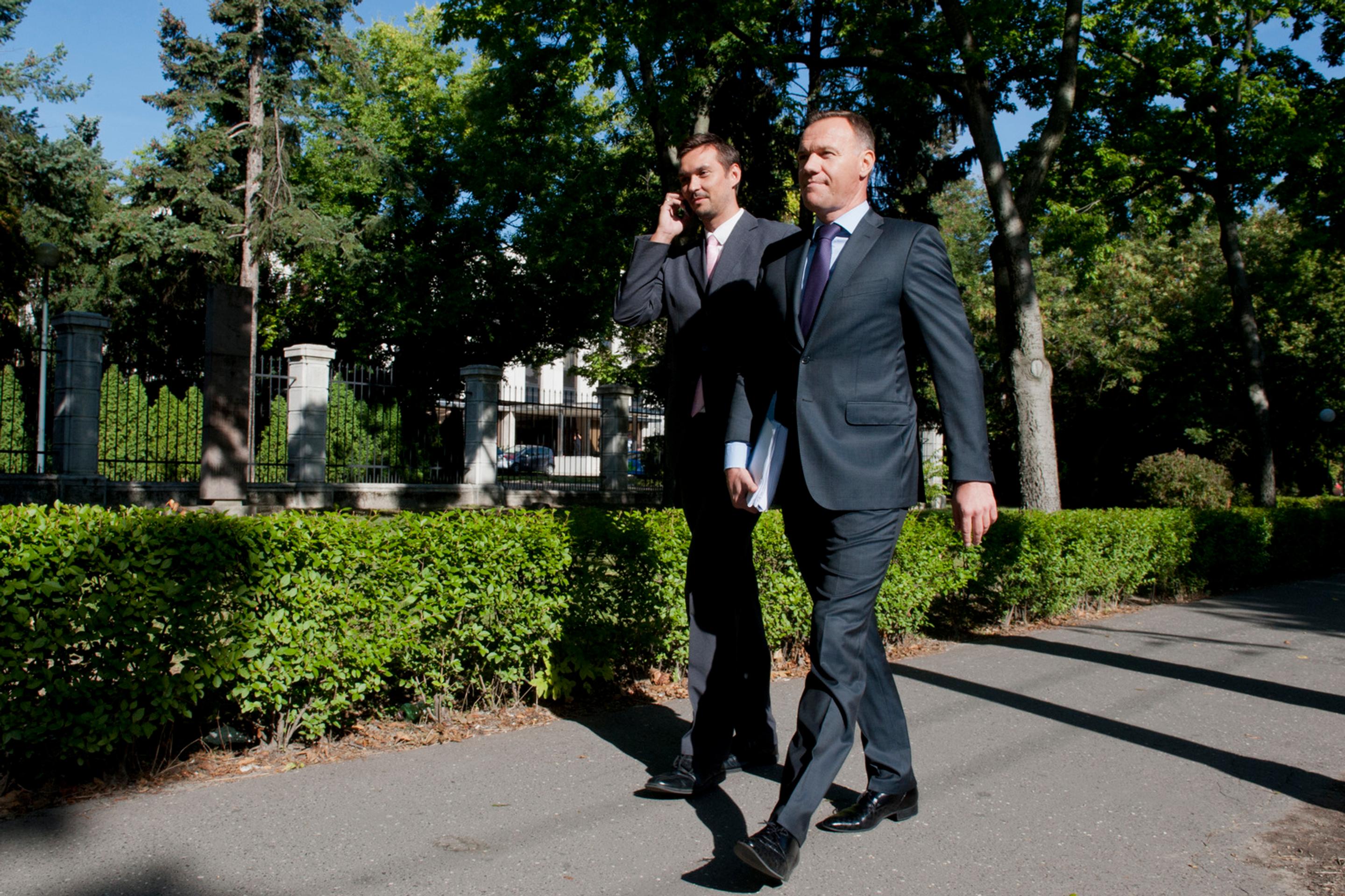 Minister zdravotníctva Viliam Čislák prišiel na rokovanie vlády pešo.