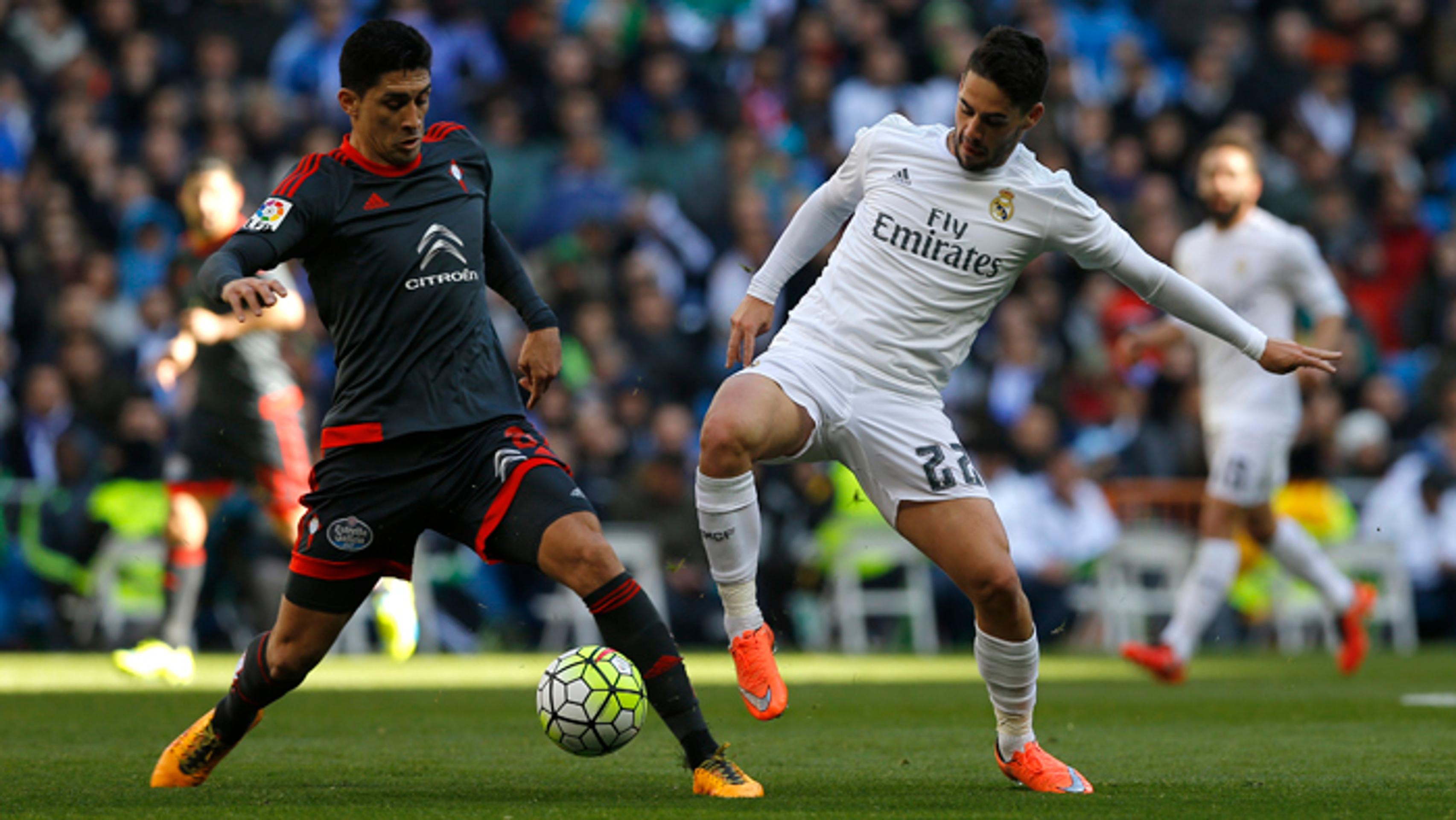 Vpravo hráč Realu Francisco Roman “Isco” a Pablo Hernandez (Celta Vigo) vo vzájomnom súboji La Ligy.